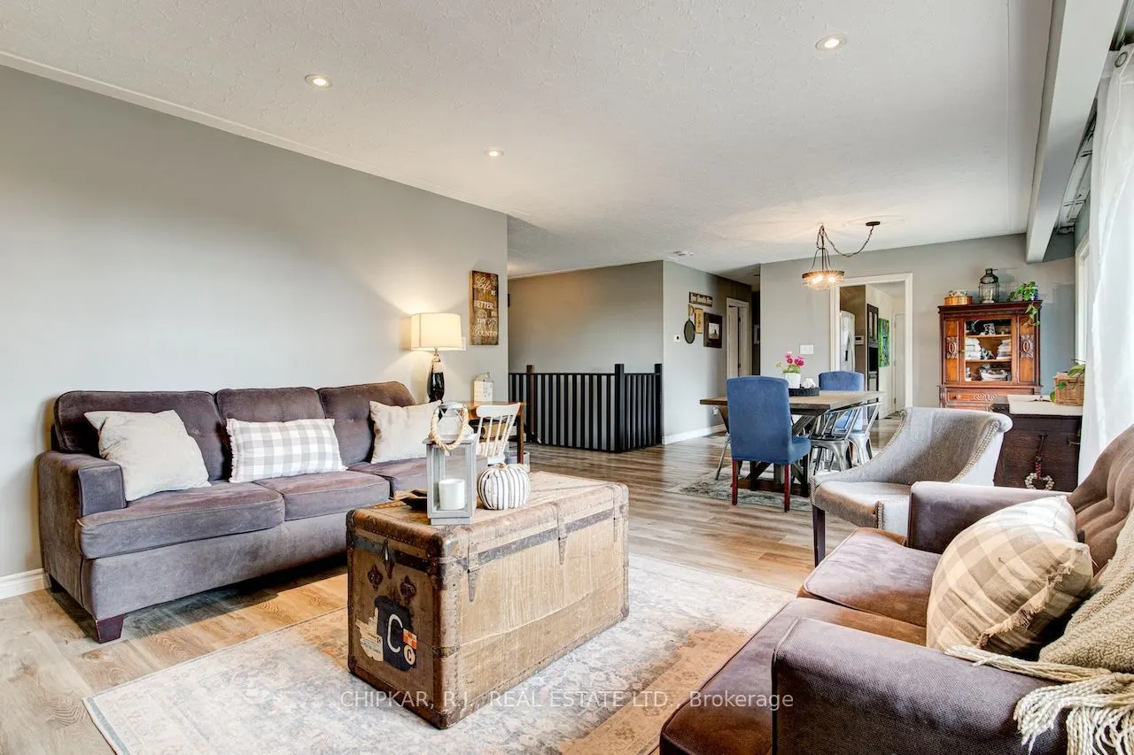 516 Governor's Road E