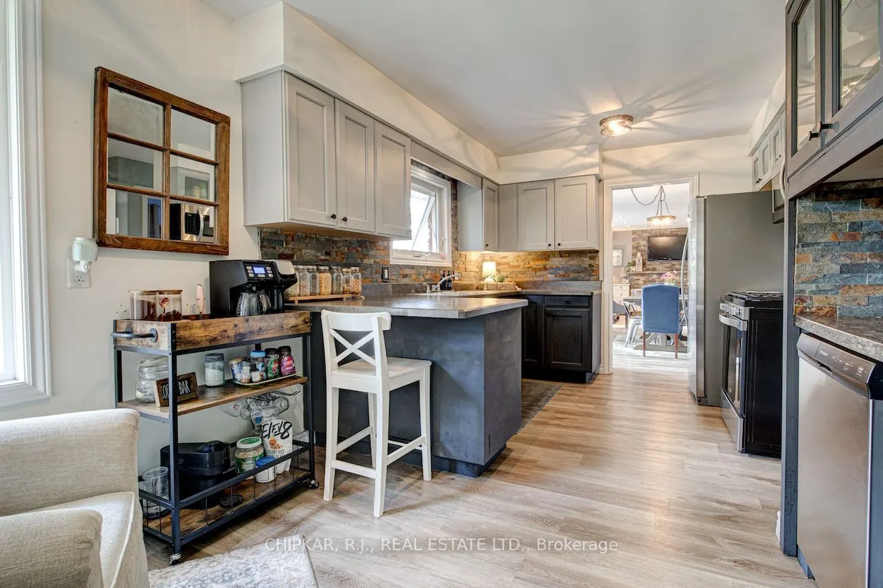516 Governor's Road E