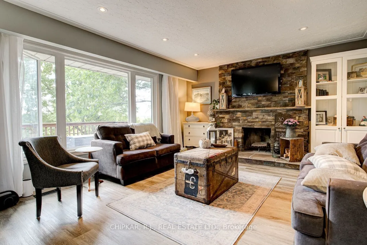 516 Governor's Road E