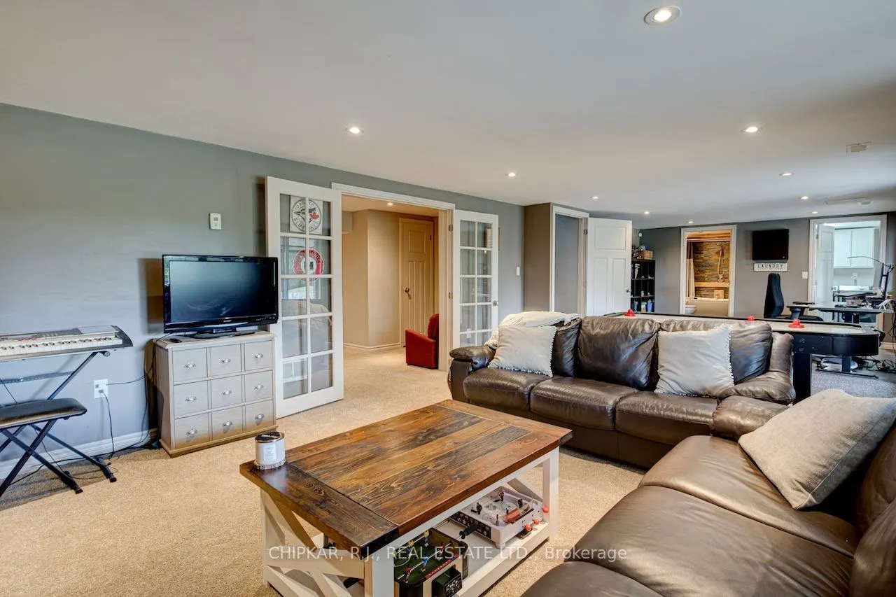 516 Governor's Road E