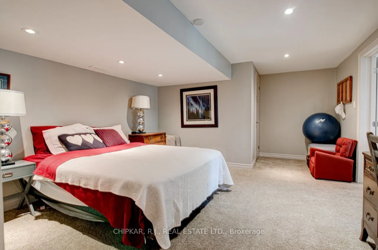 516 Governor's Road E