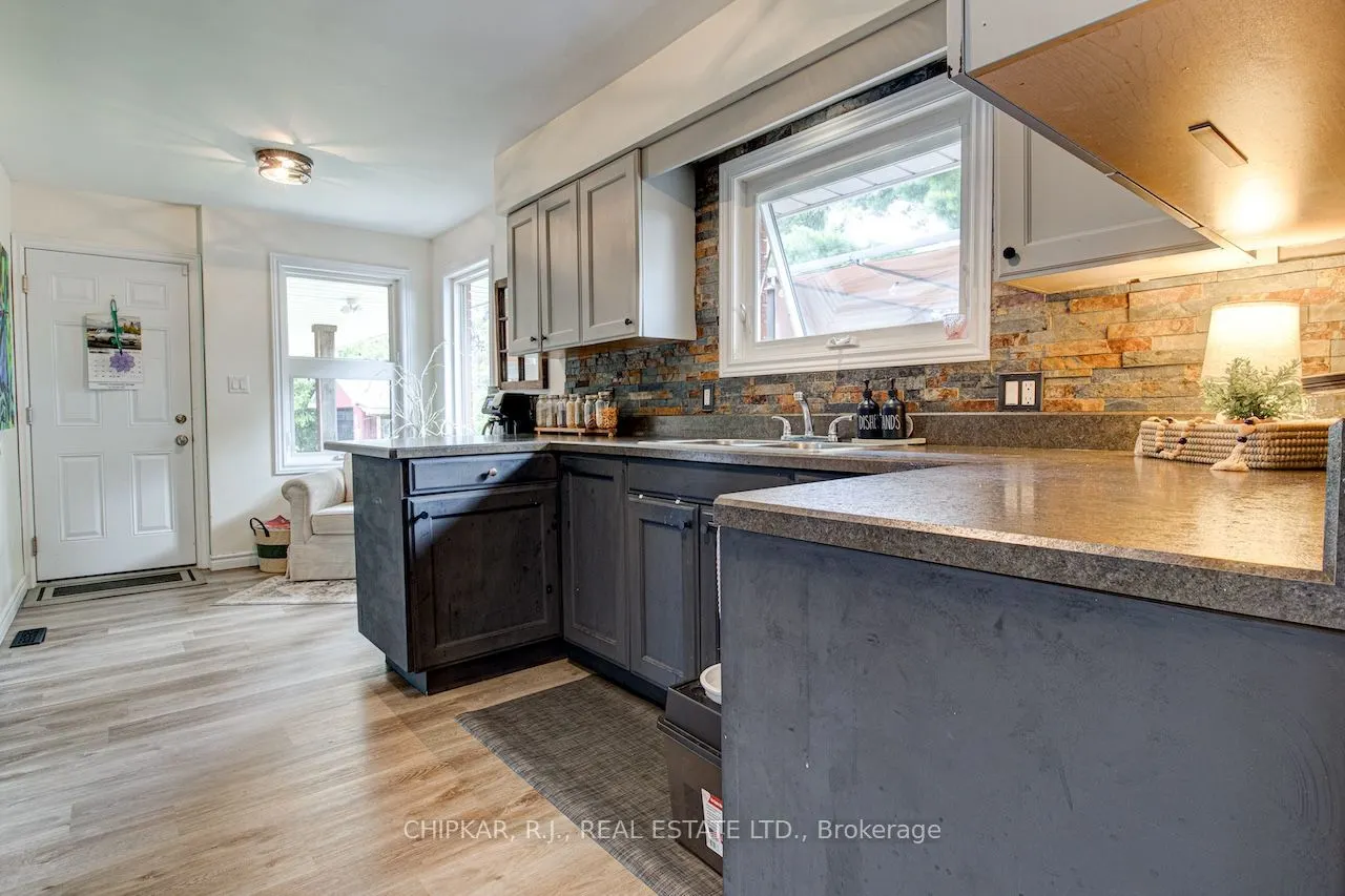 516 Governor's Road E