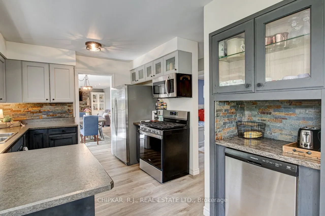 516 Governor's Road E