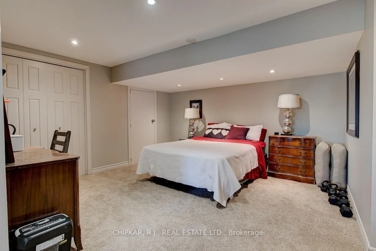 516 Governor's Road E