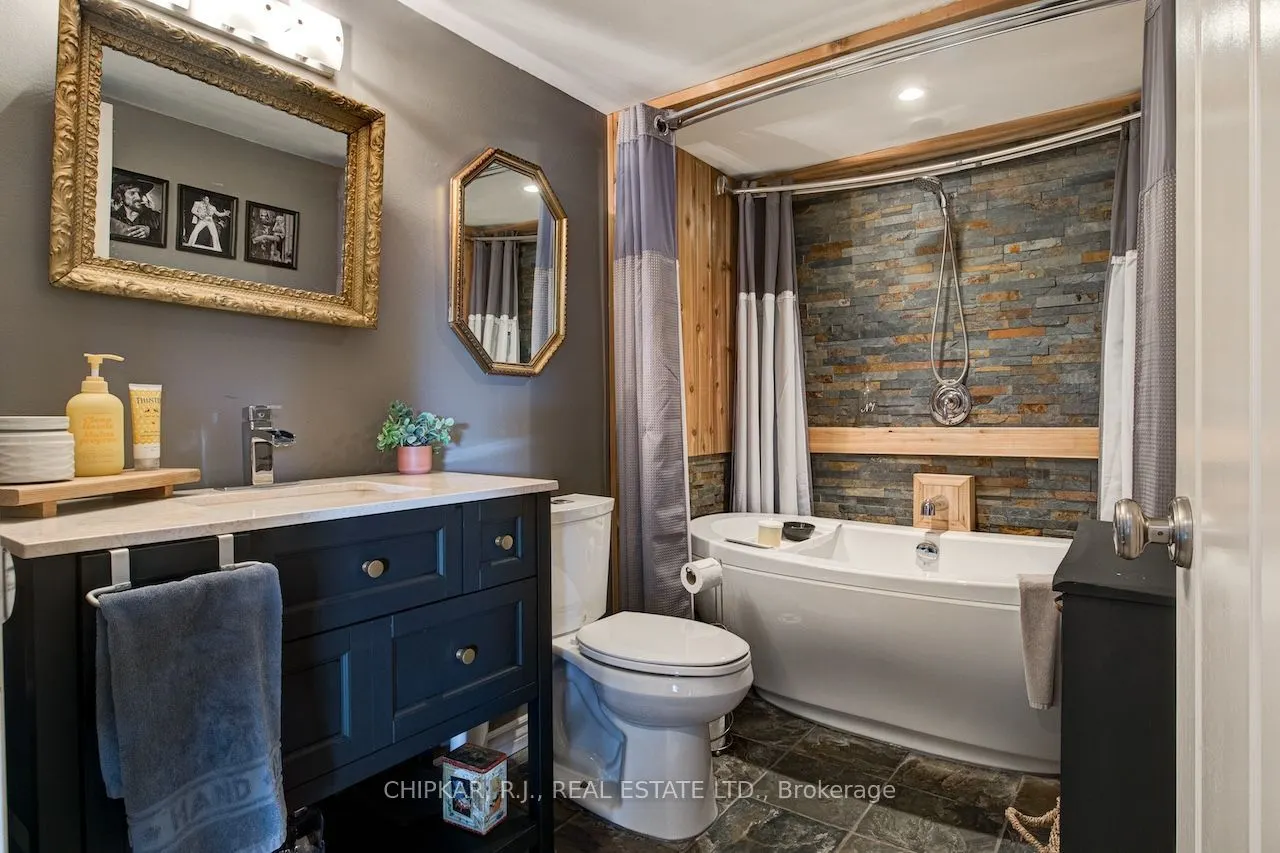 516 Governor's Road E