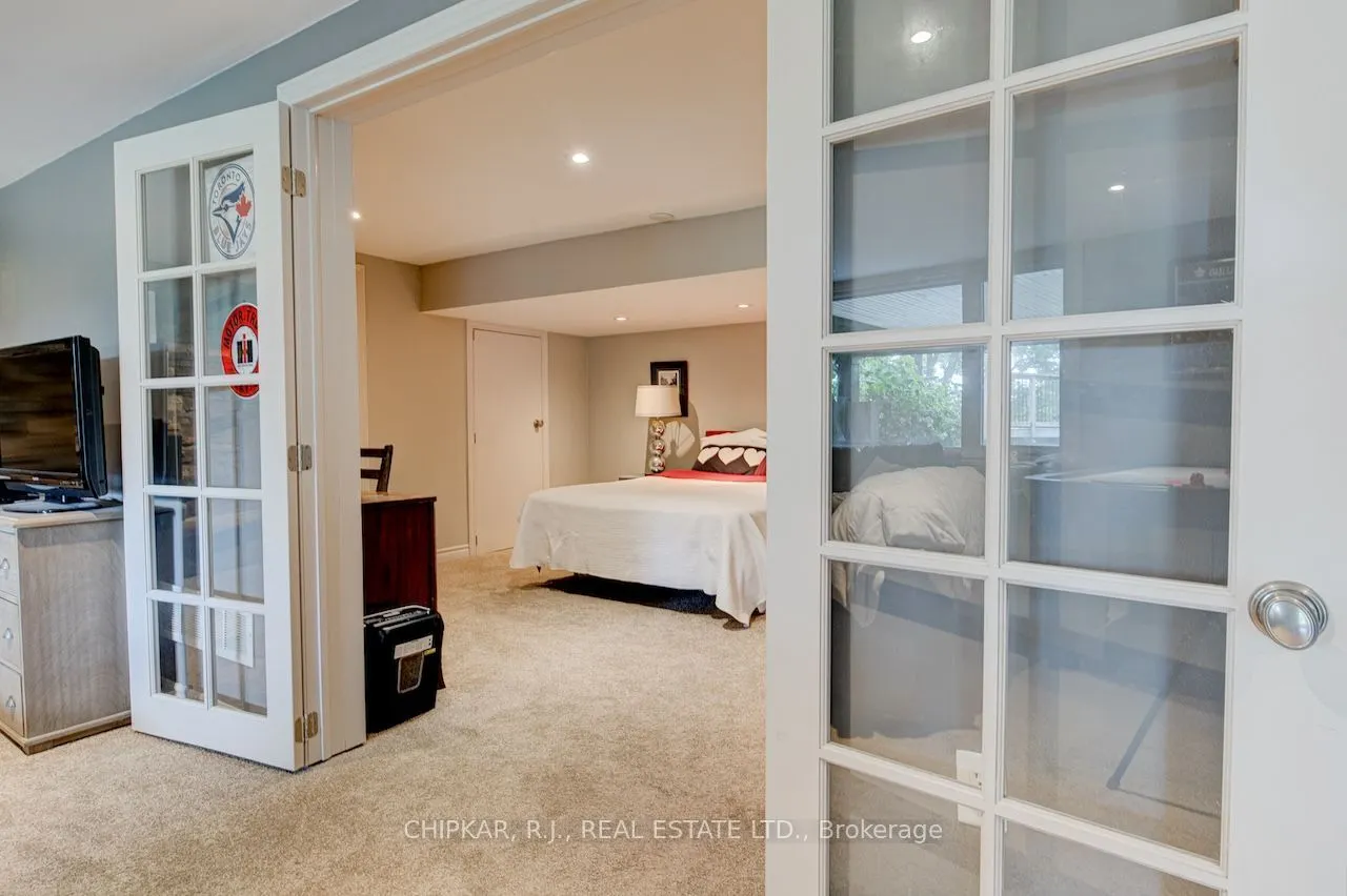 516 Governor's Road E