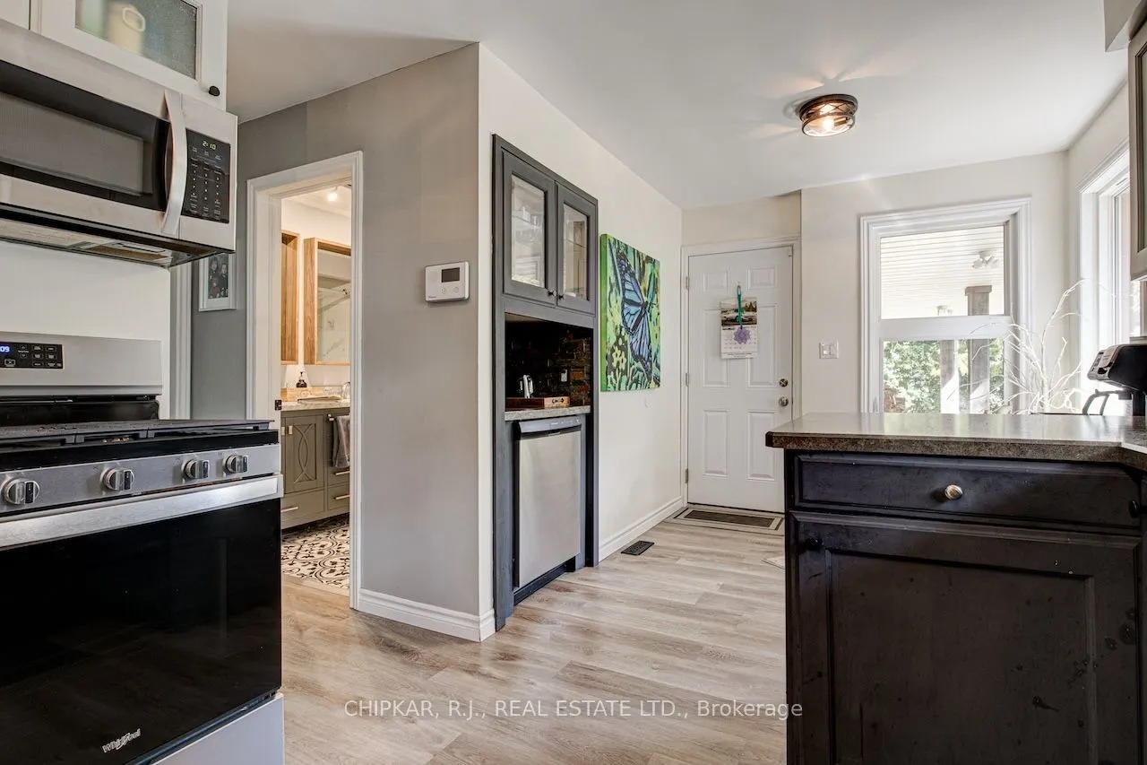516 Governor's Road E