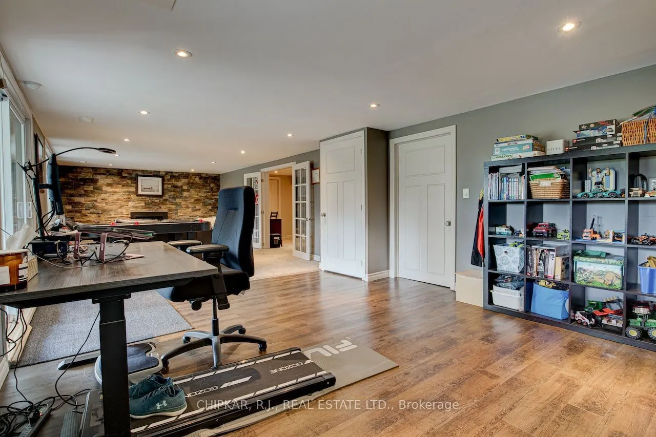516 Governor's Road E