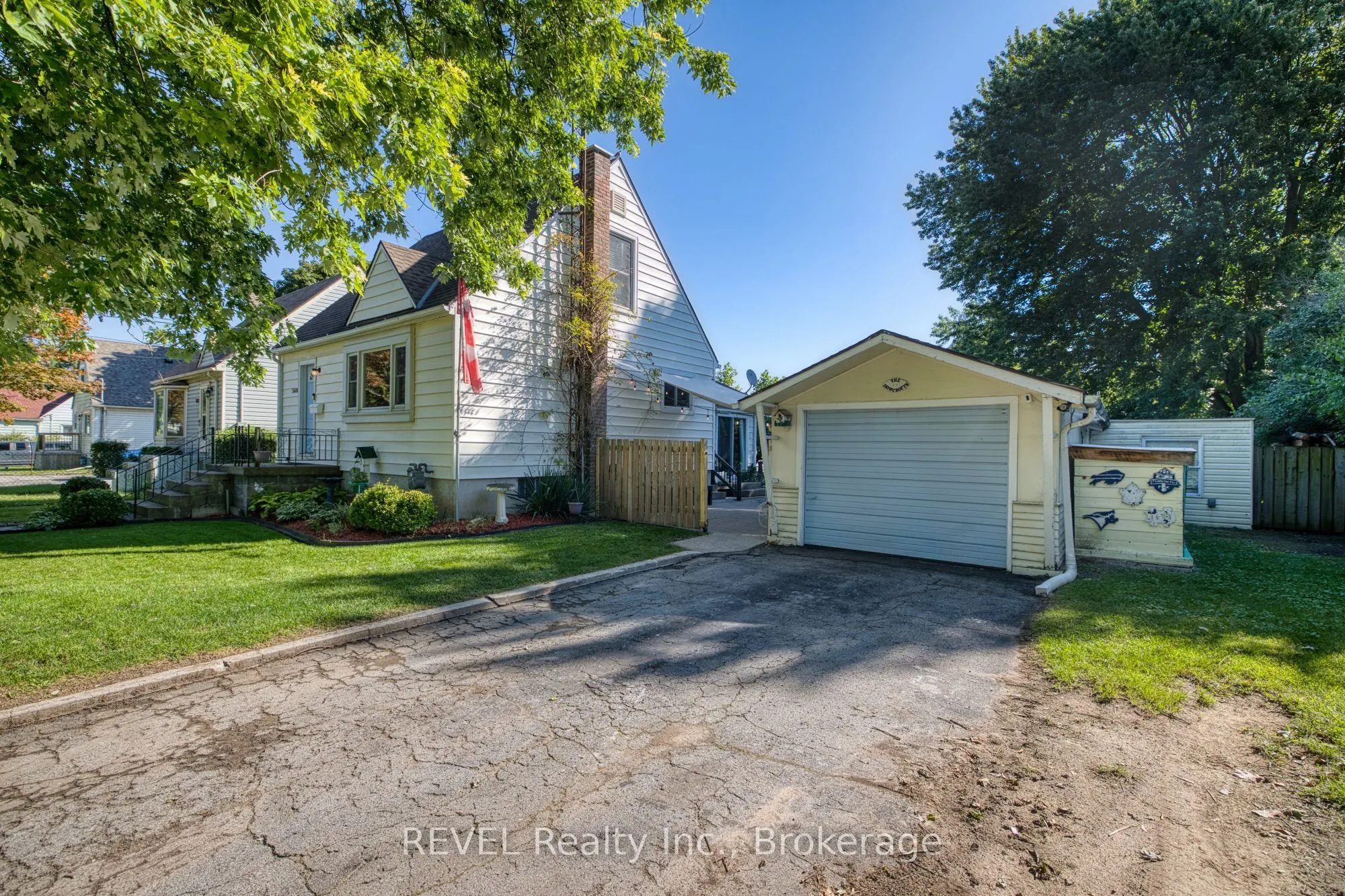 5608 Glamis Crescent