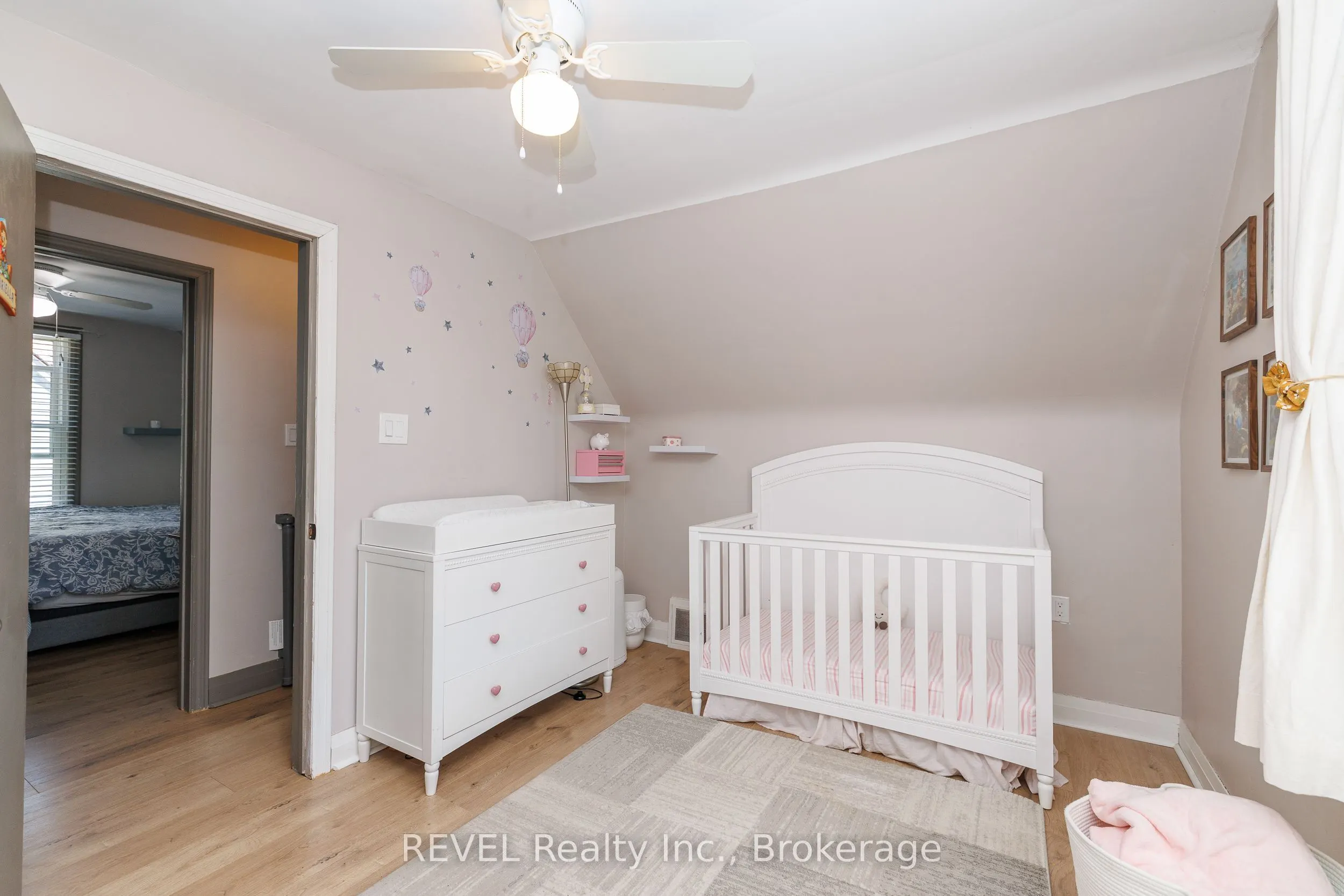 5608 Glamis Crescent