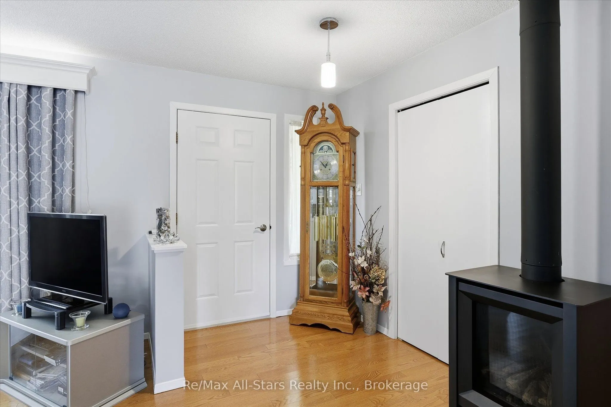 10 Emily Street N