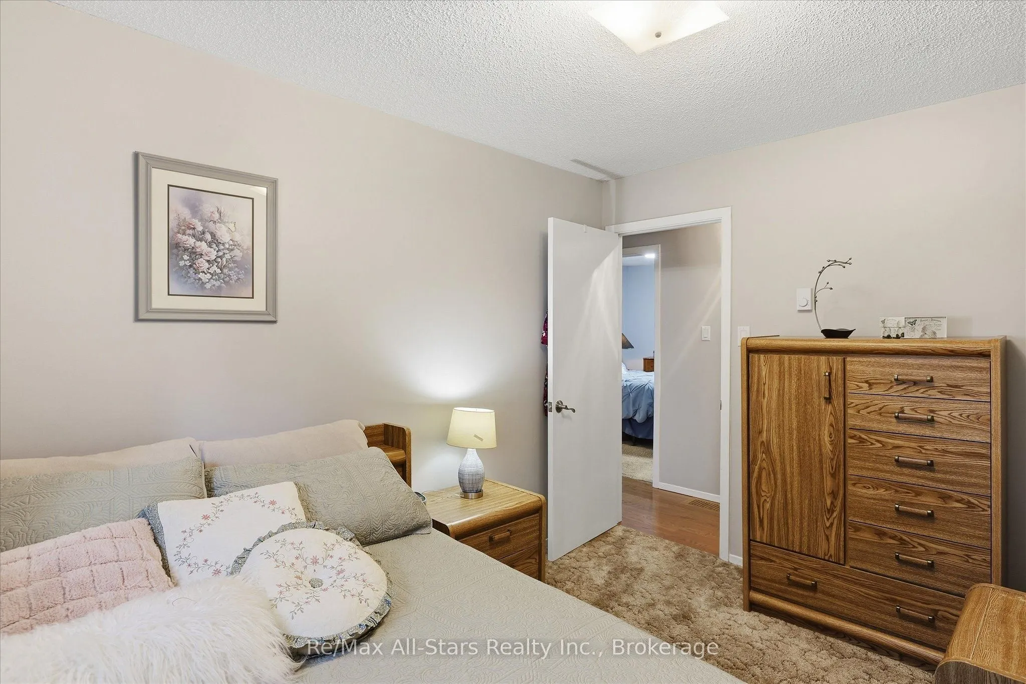 10 Emily Street N