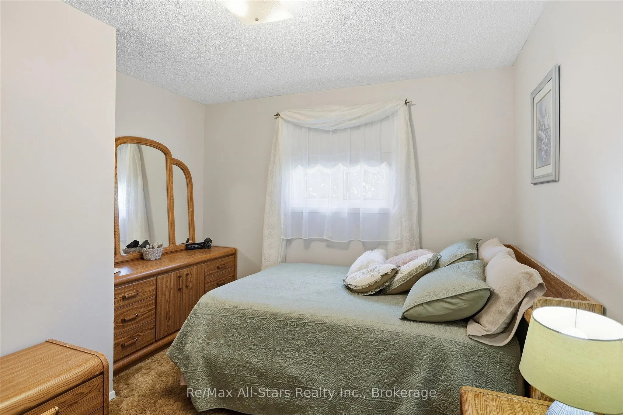 10 Emily Street N