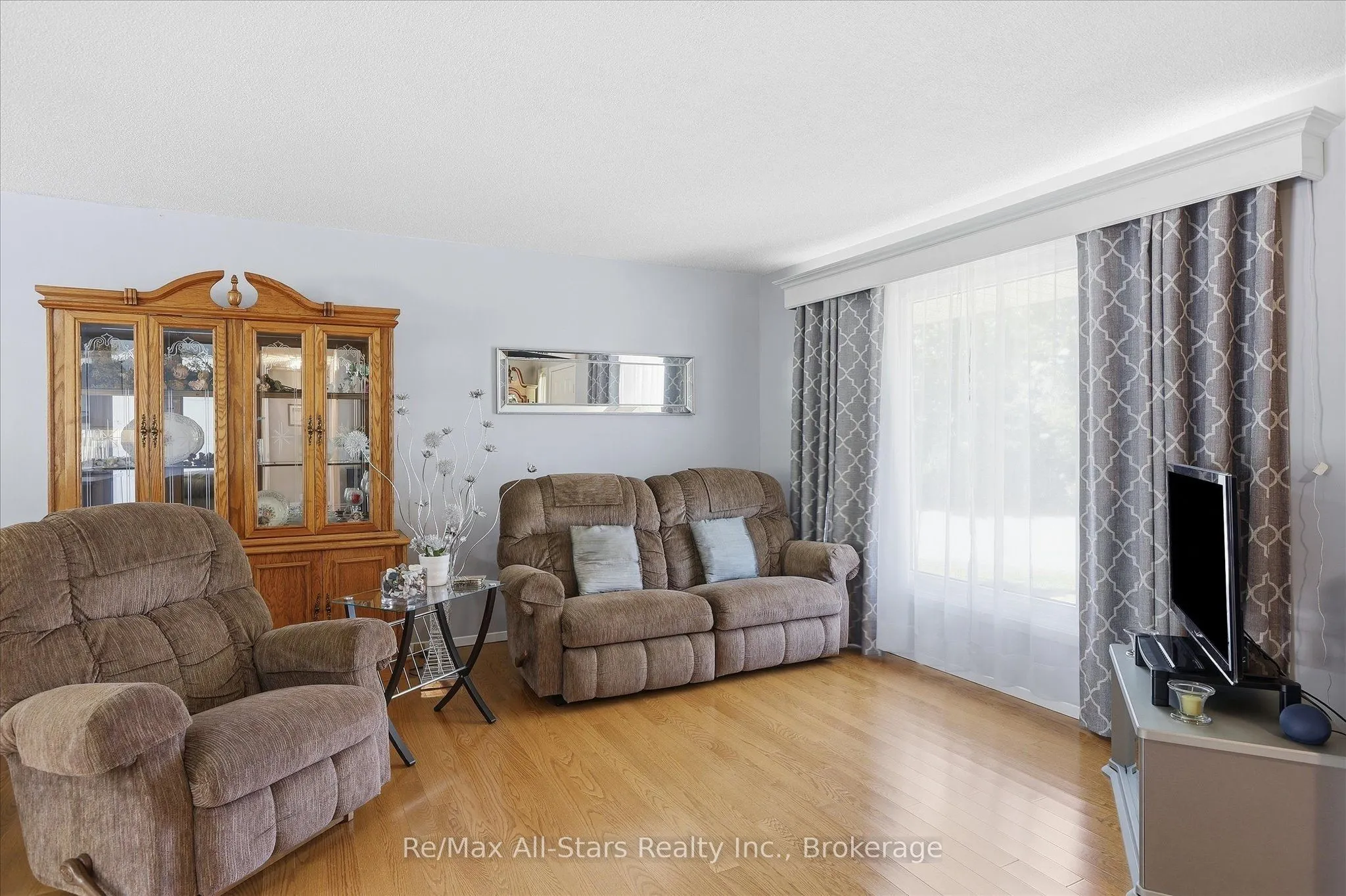 10 Emily Street N