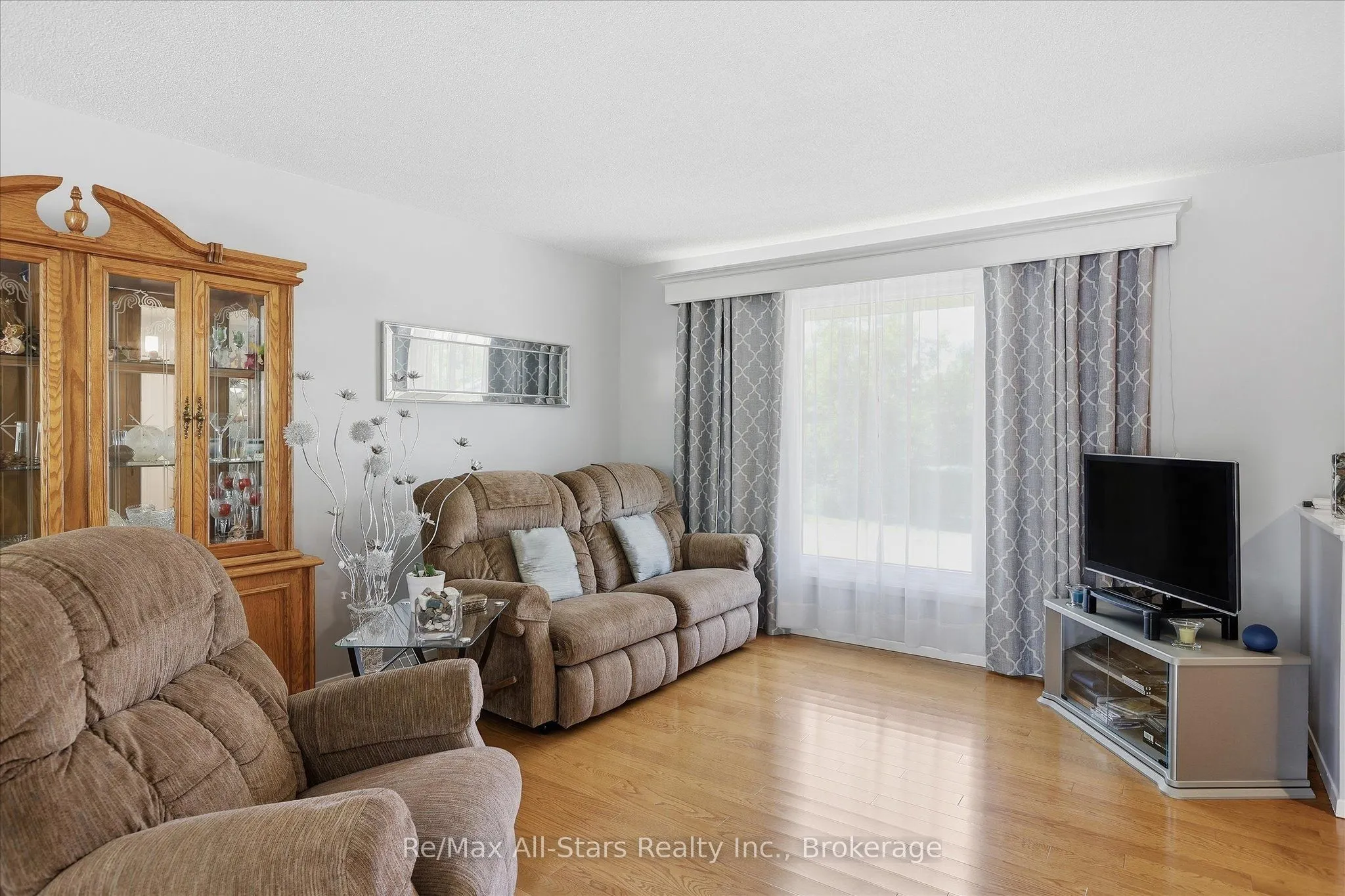 10 Emily Street N