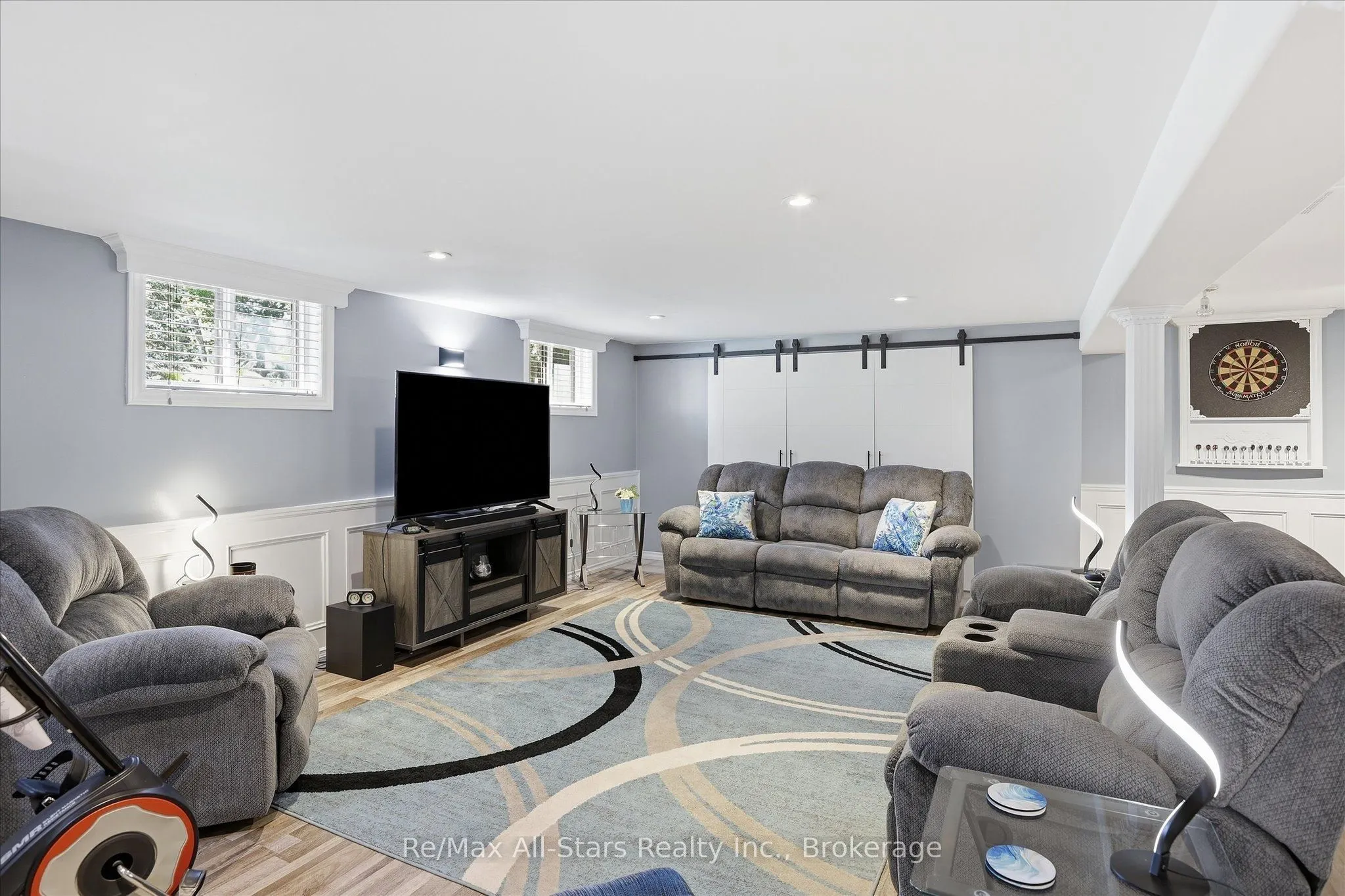 10 Emily Street N