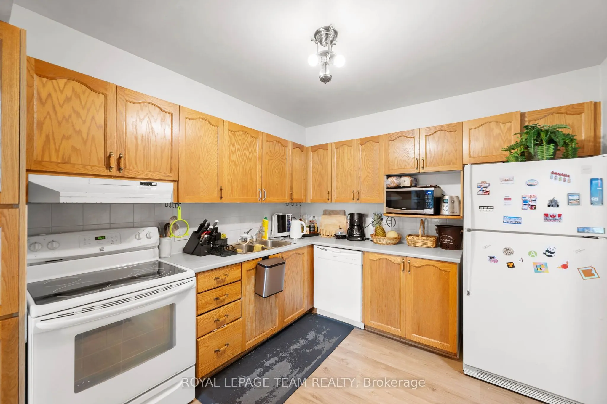 5953 Pineglade Crescent