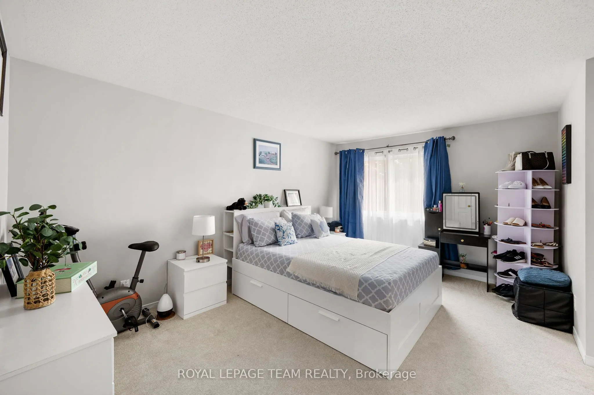 5953 Pineglade Crescent