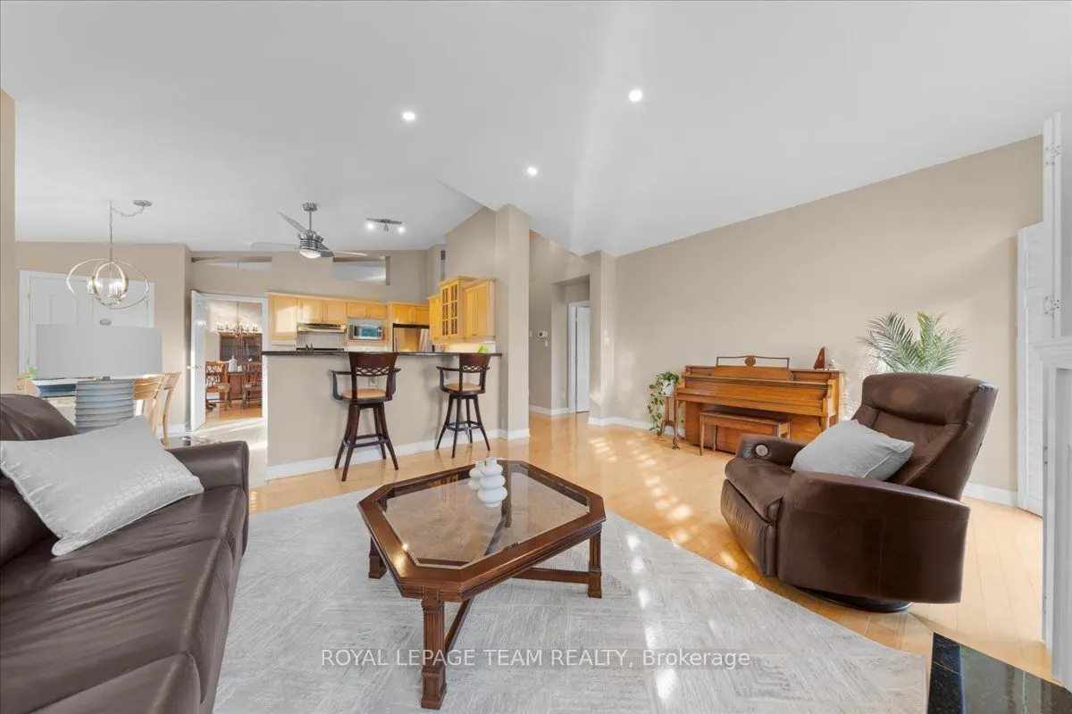 6 Amberlakes Drive