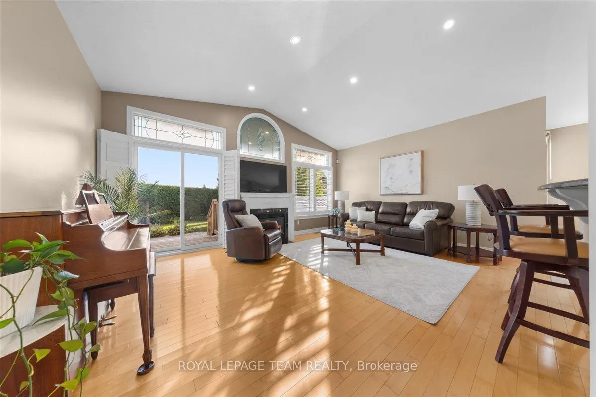 6 Amberlakes Drive