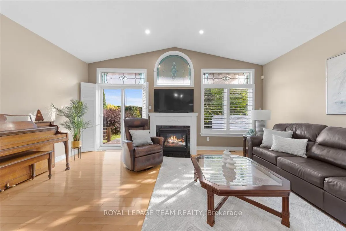 6 Amberlakes Drive