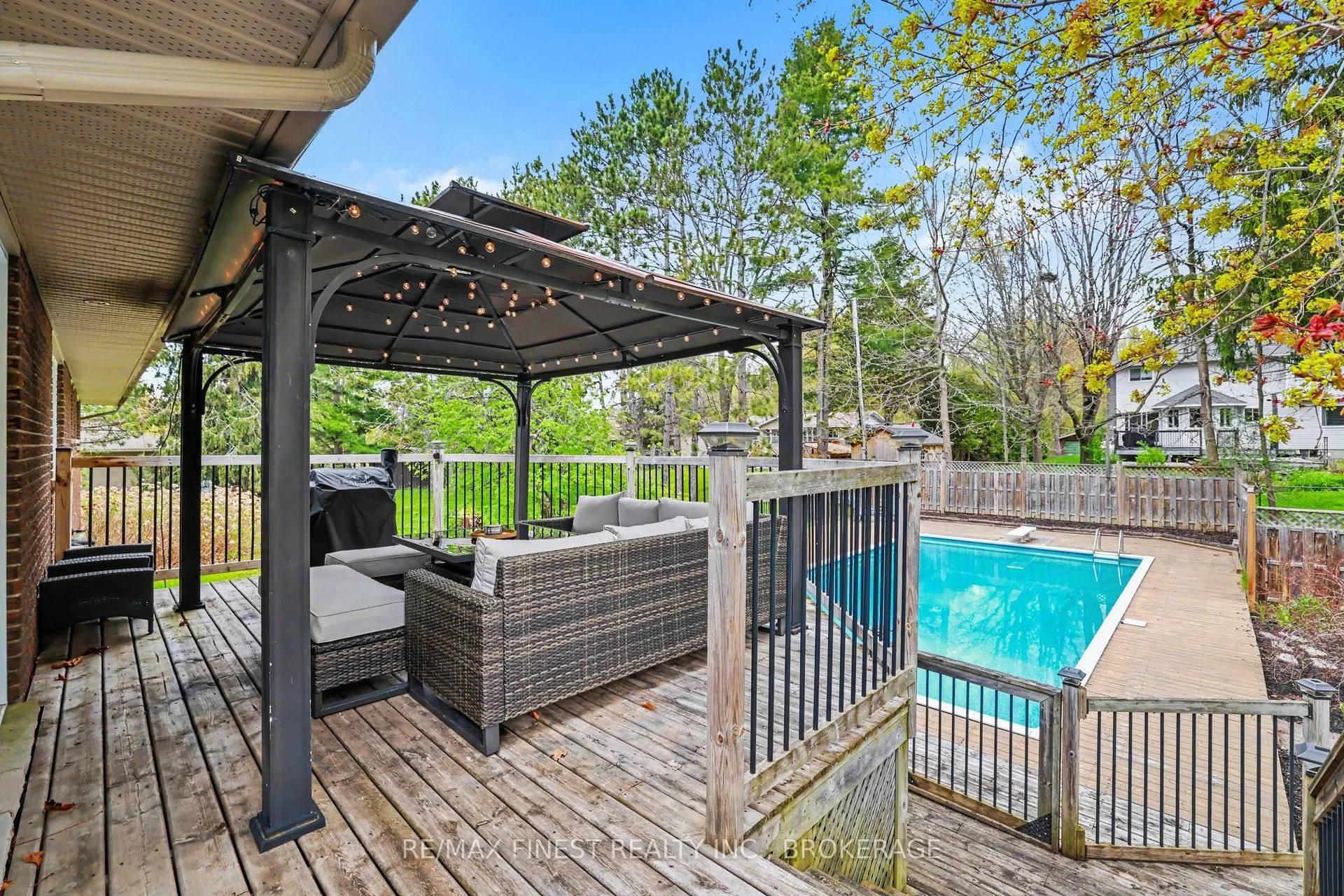 2518 Rideau Ferry Road