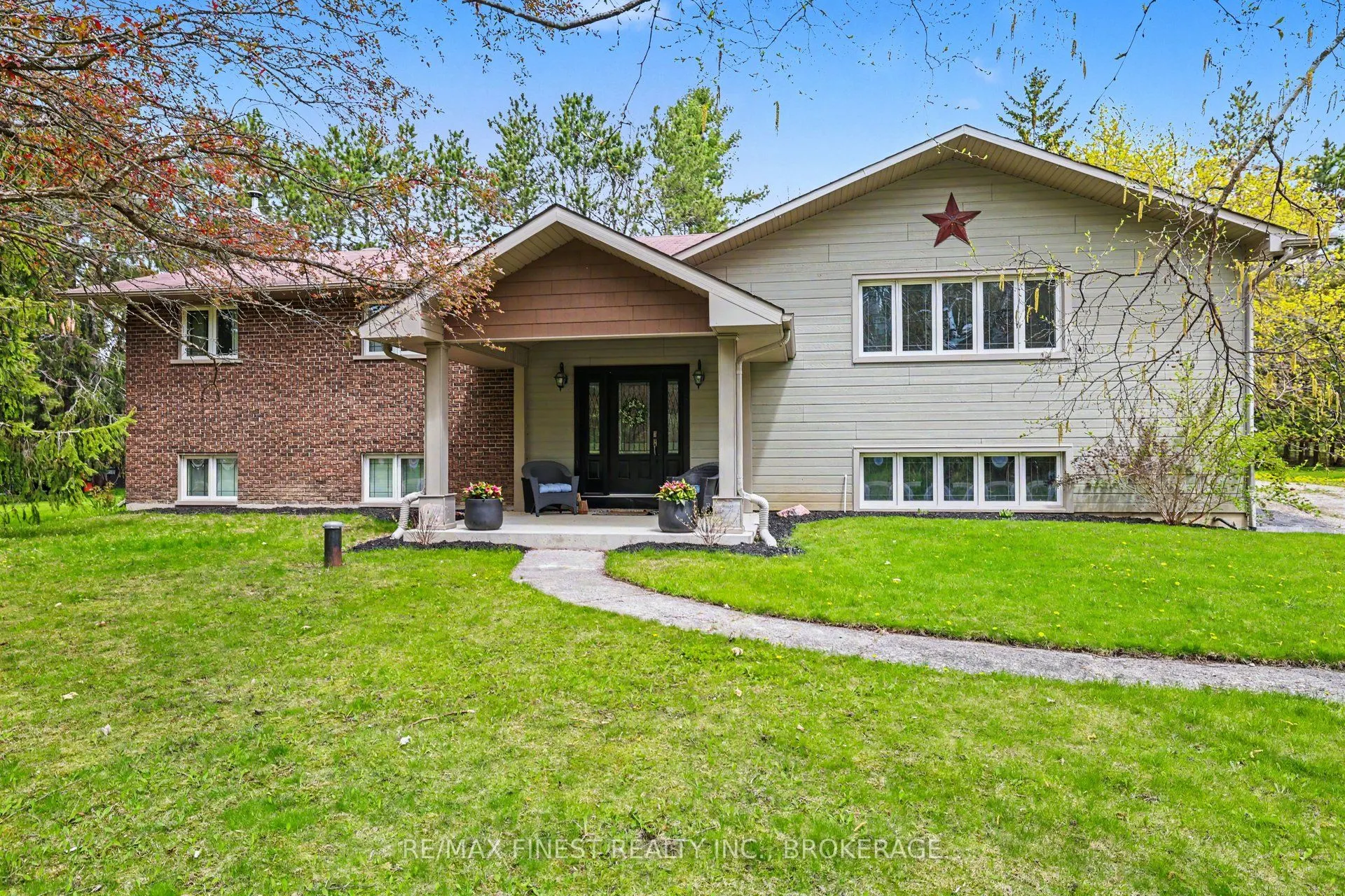 2518 Rideau Ferry Road