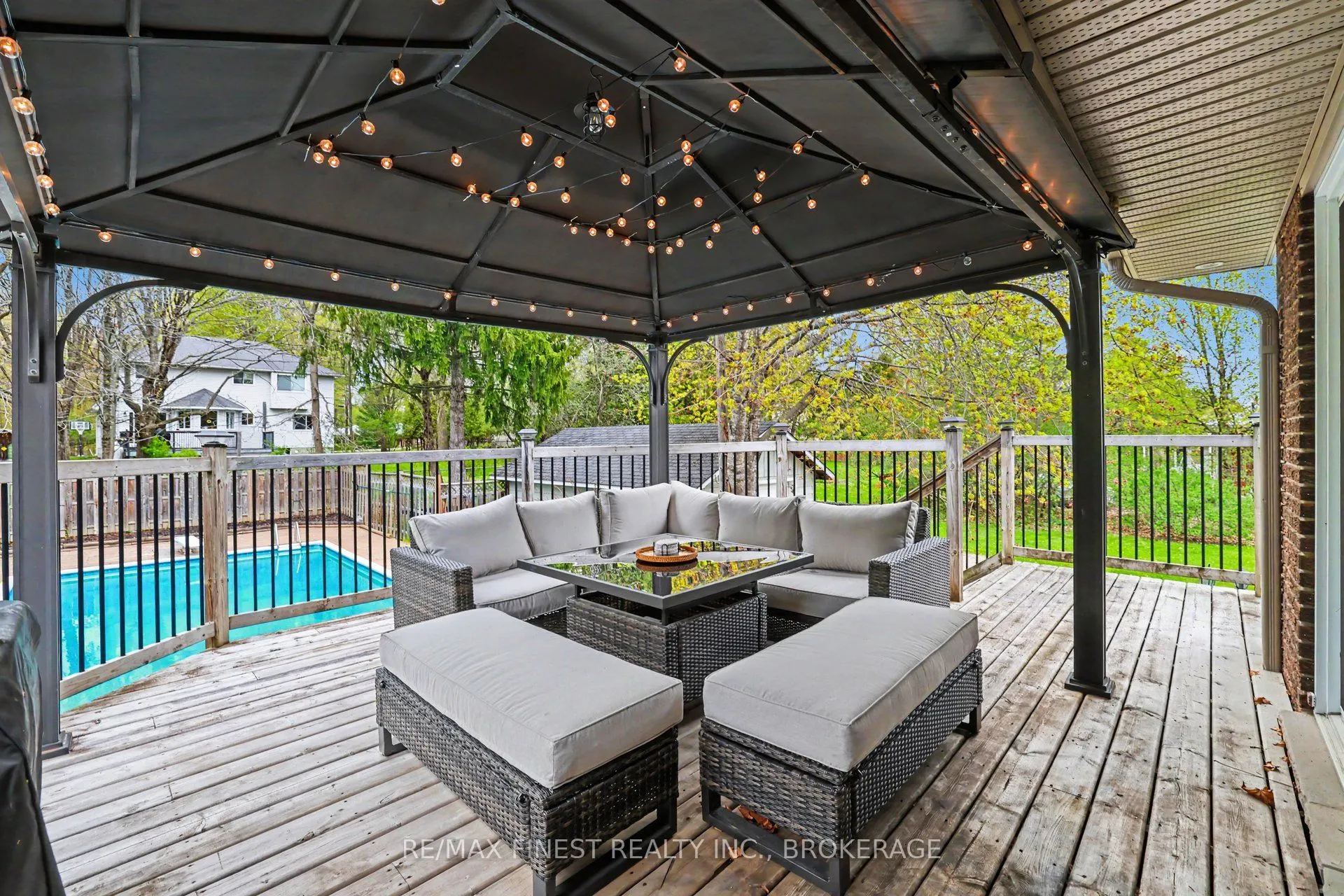 2518 Rideau Ferry Road