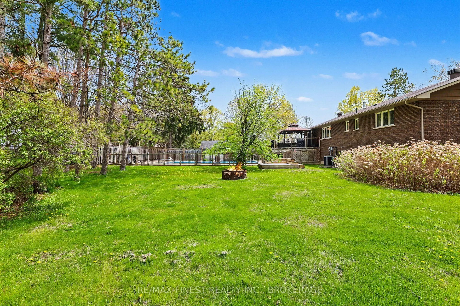 2518 Rideau Ferry Road