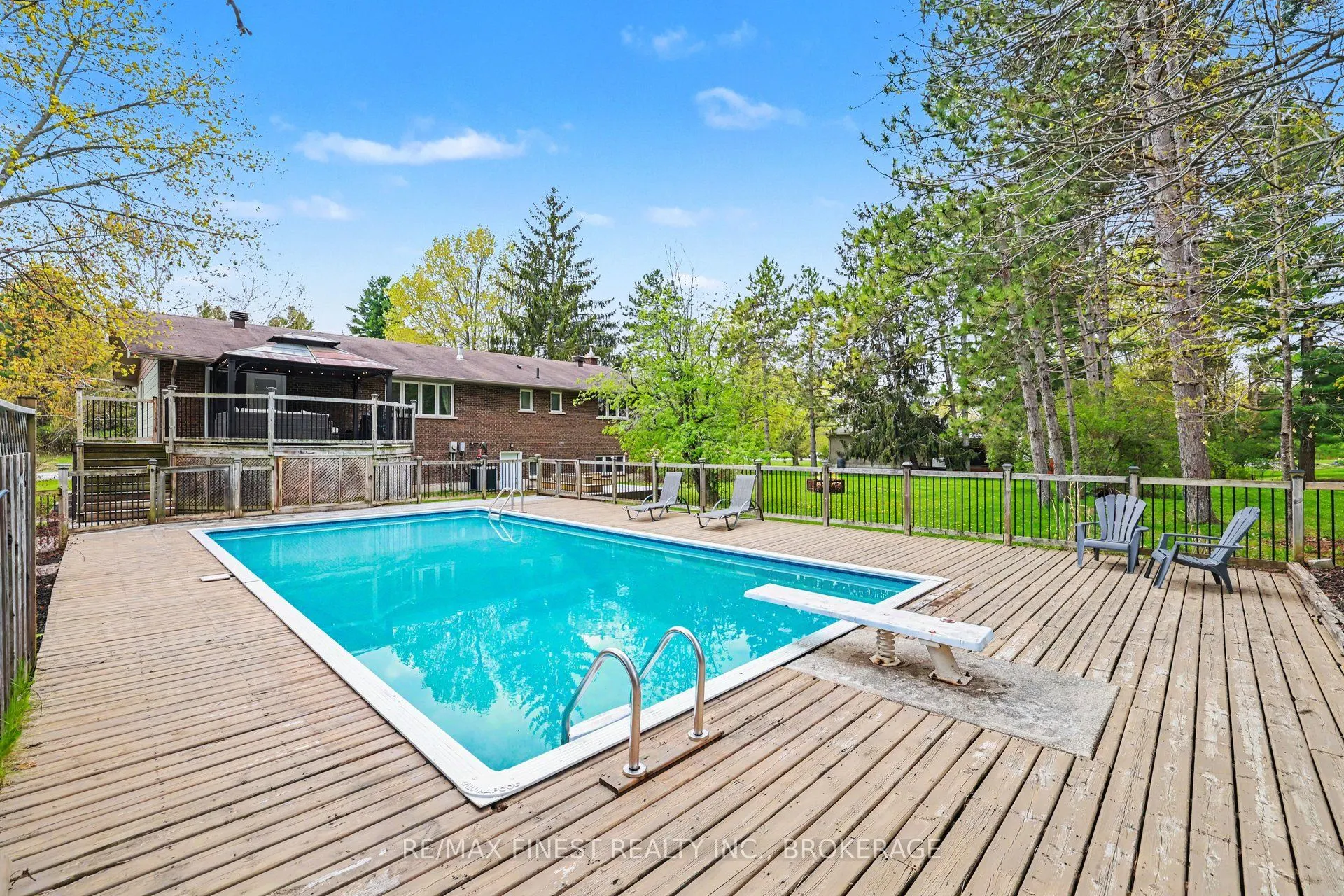 2518 Rideau Ferry Road