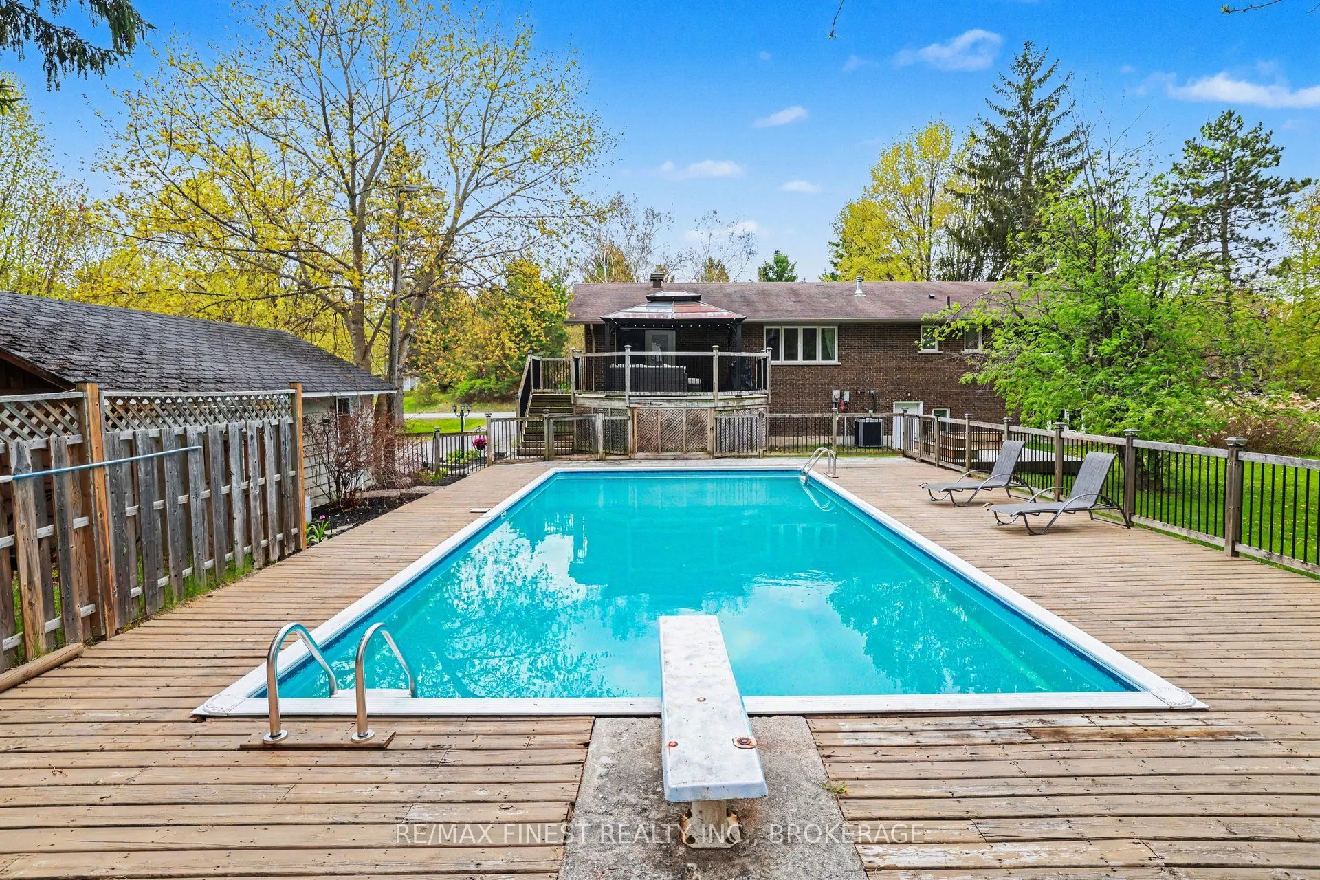 2518 Rideau Ferry Road