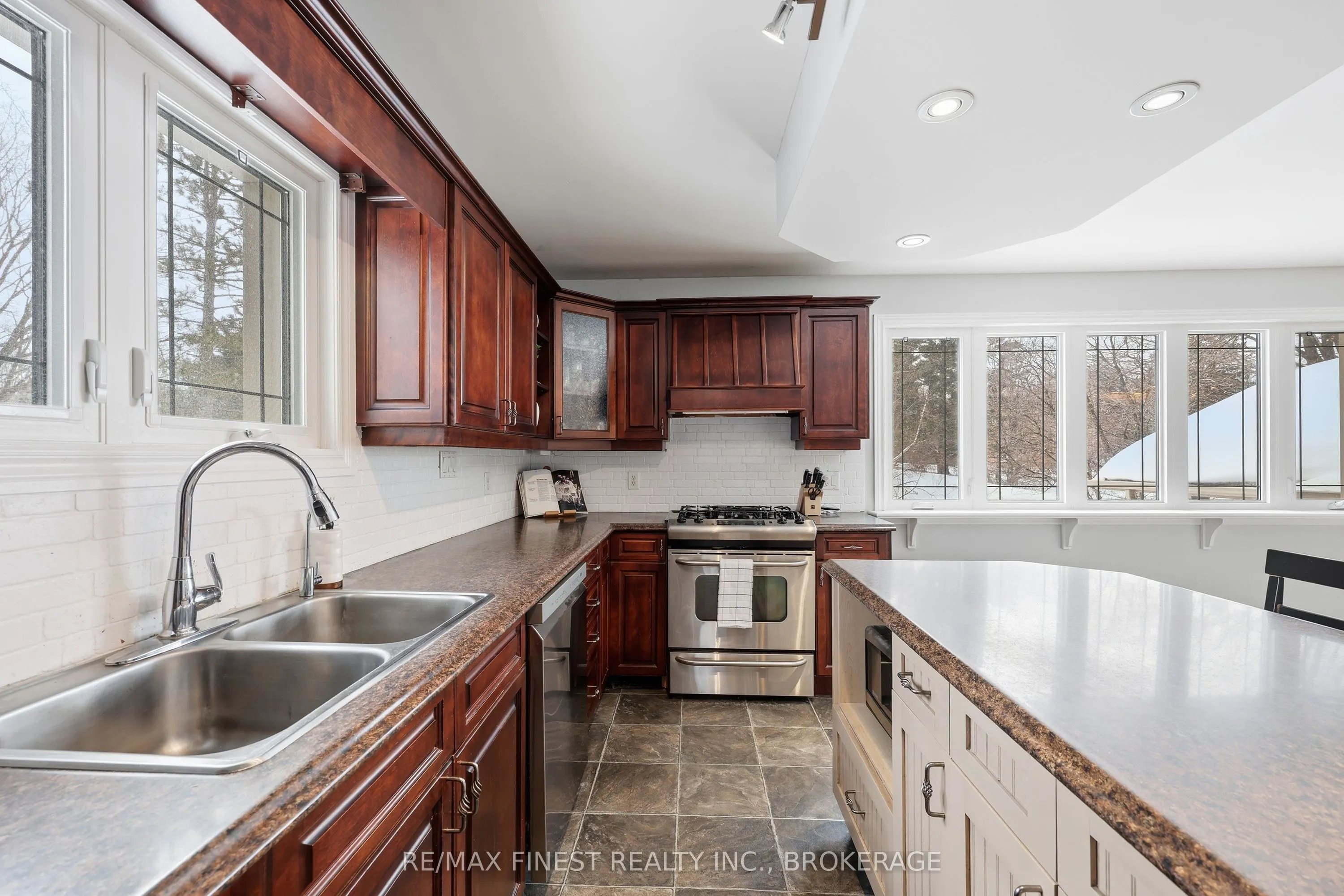 2518 Rideau Ferry Road