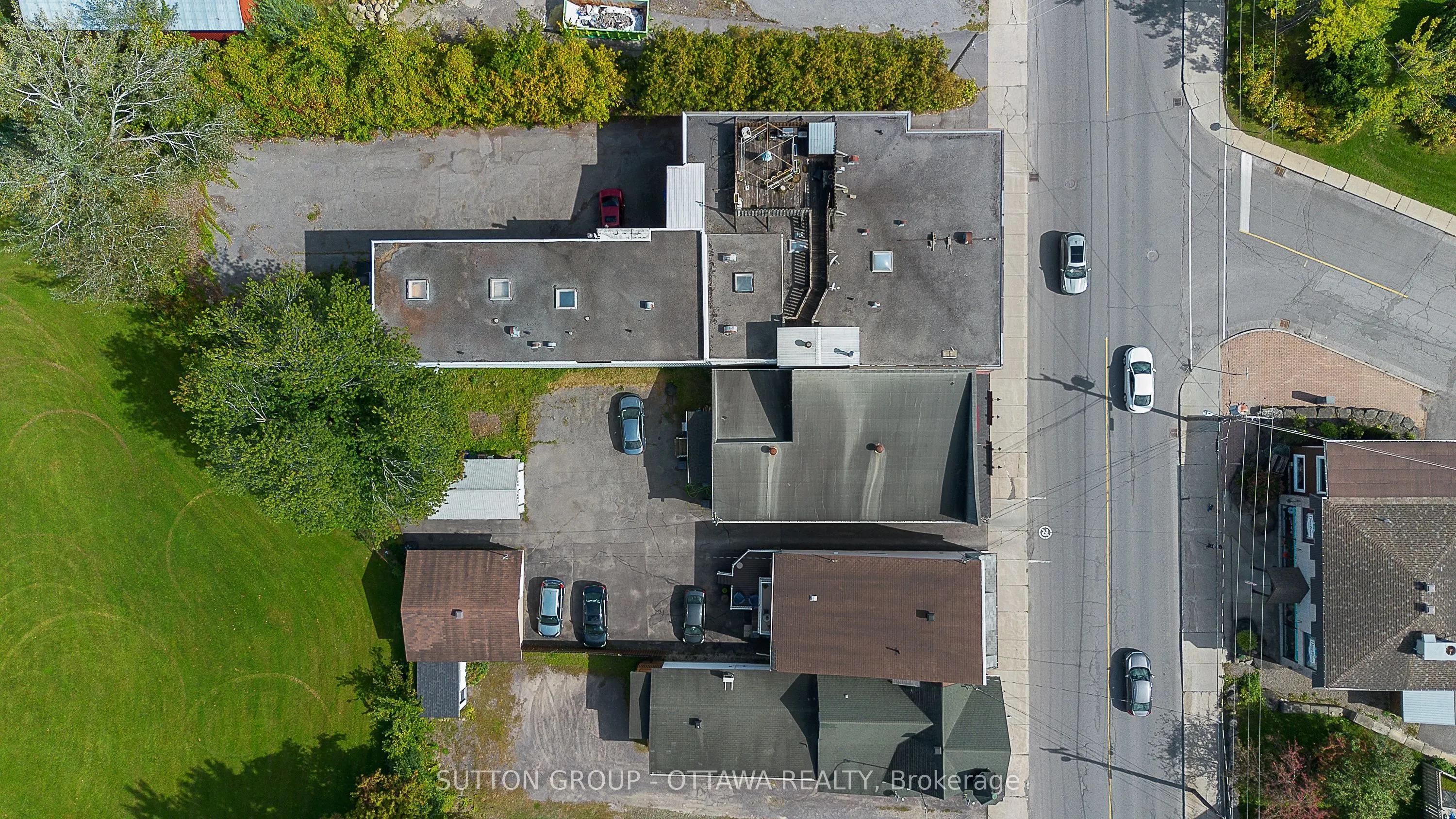 669-671 Main Street E