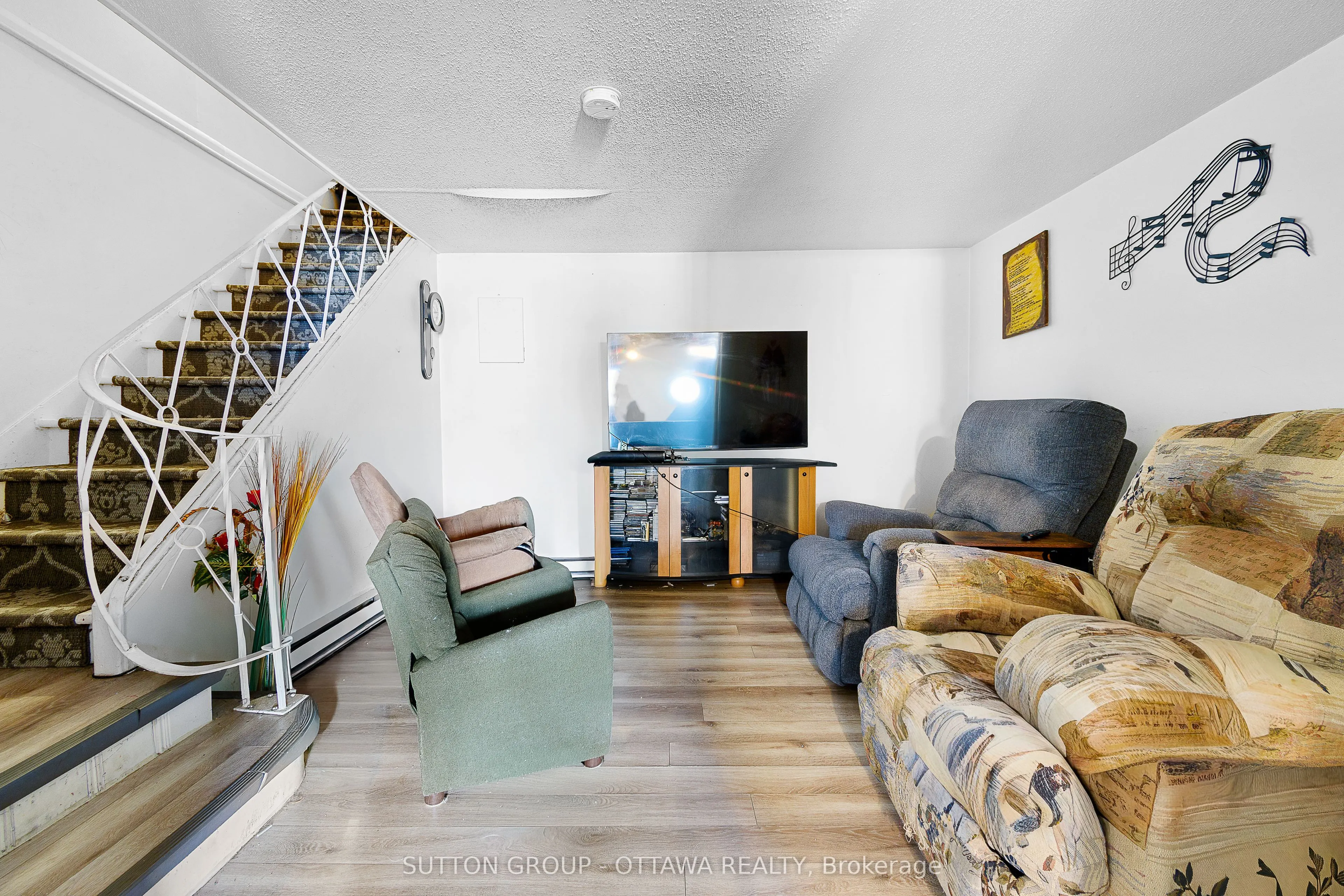 669-671 Main Street E