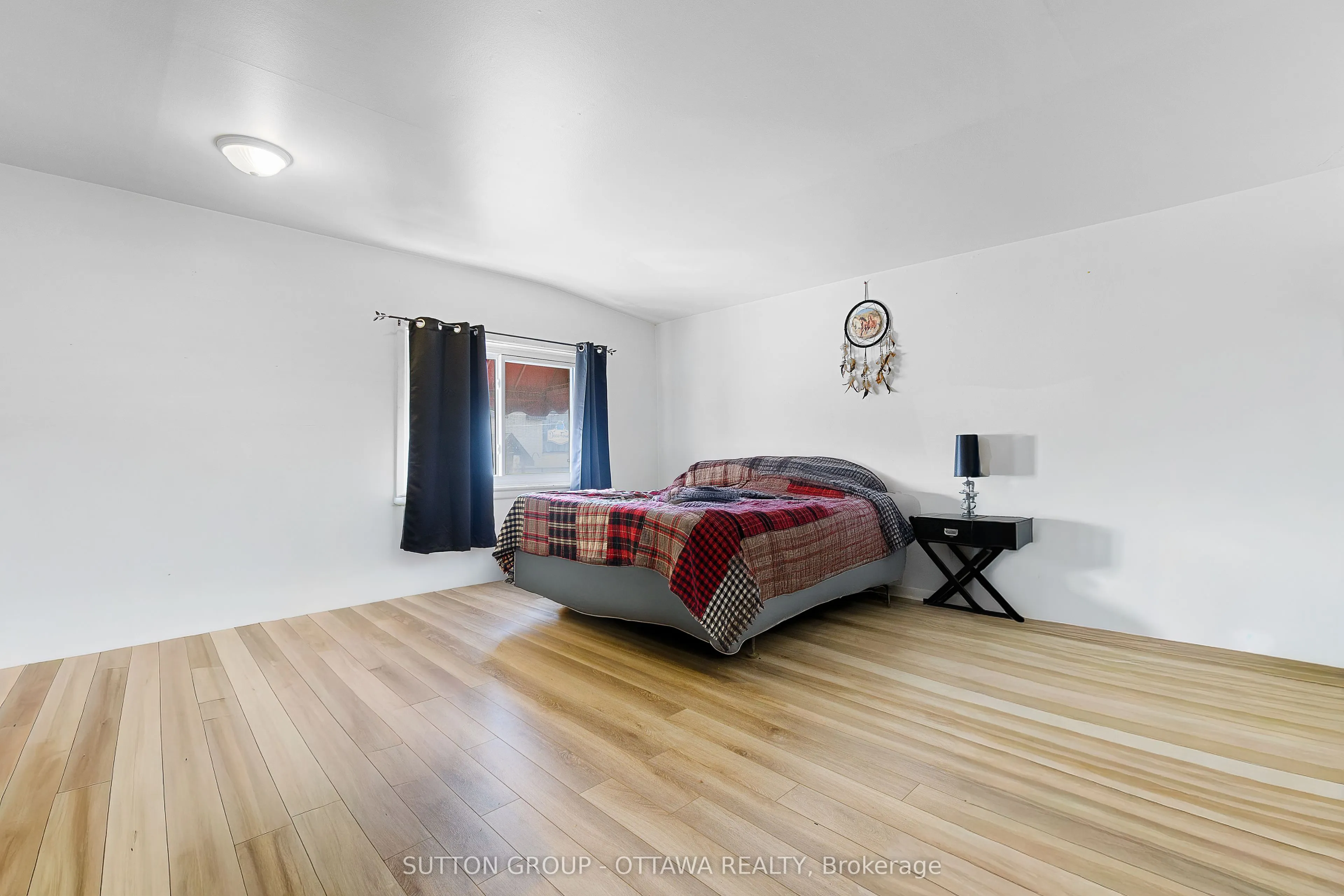 669-671 Main Street E