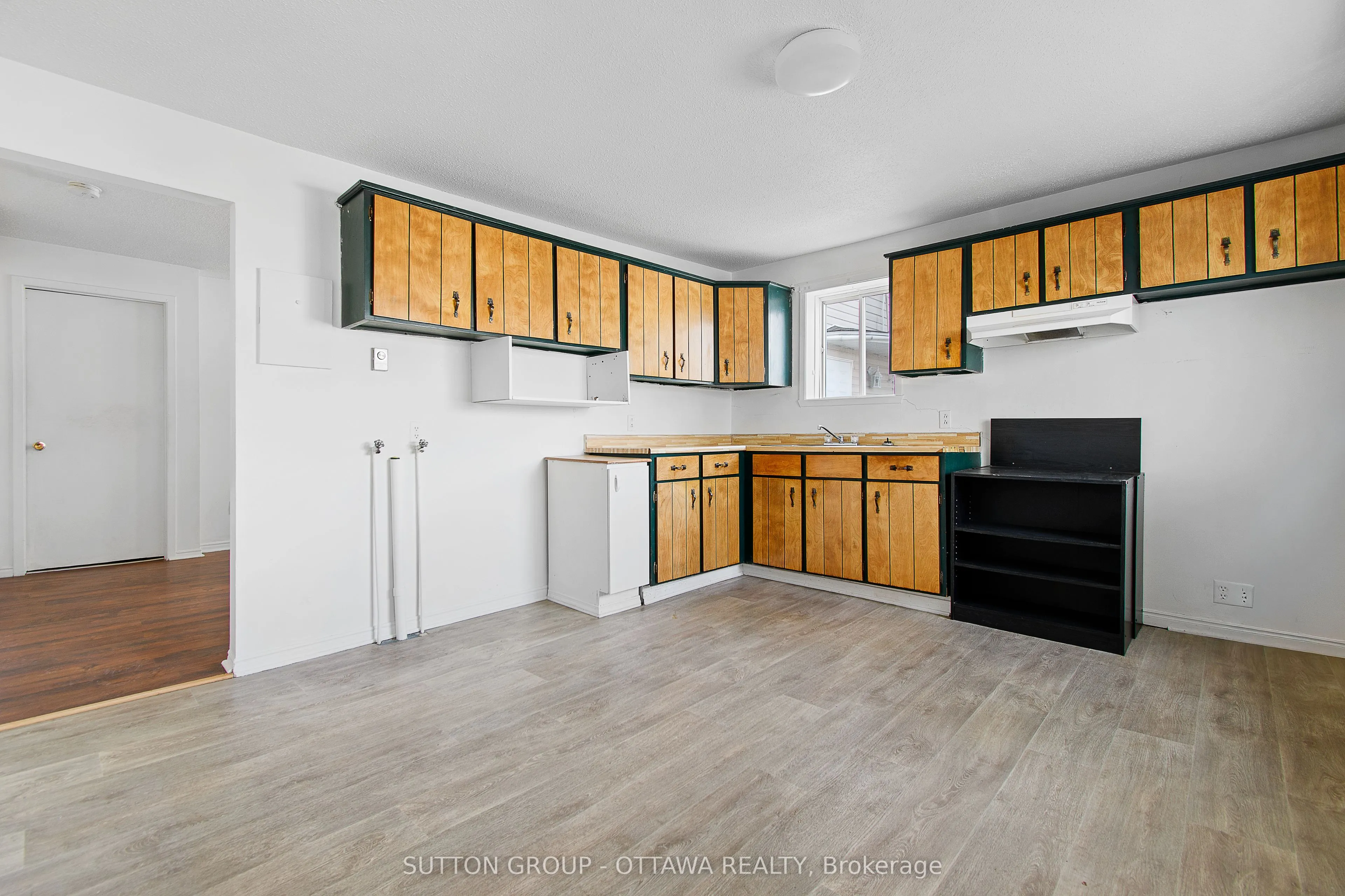 669-671 Main Street E