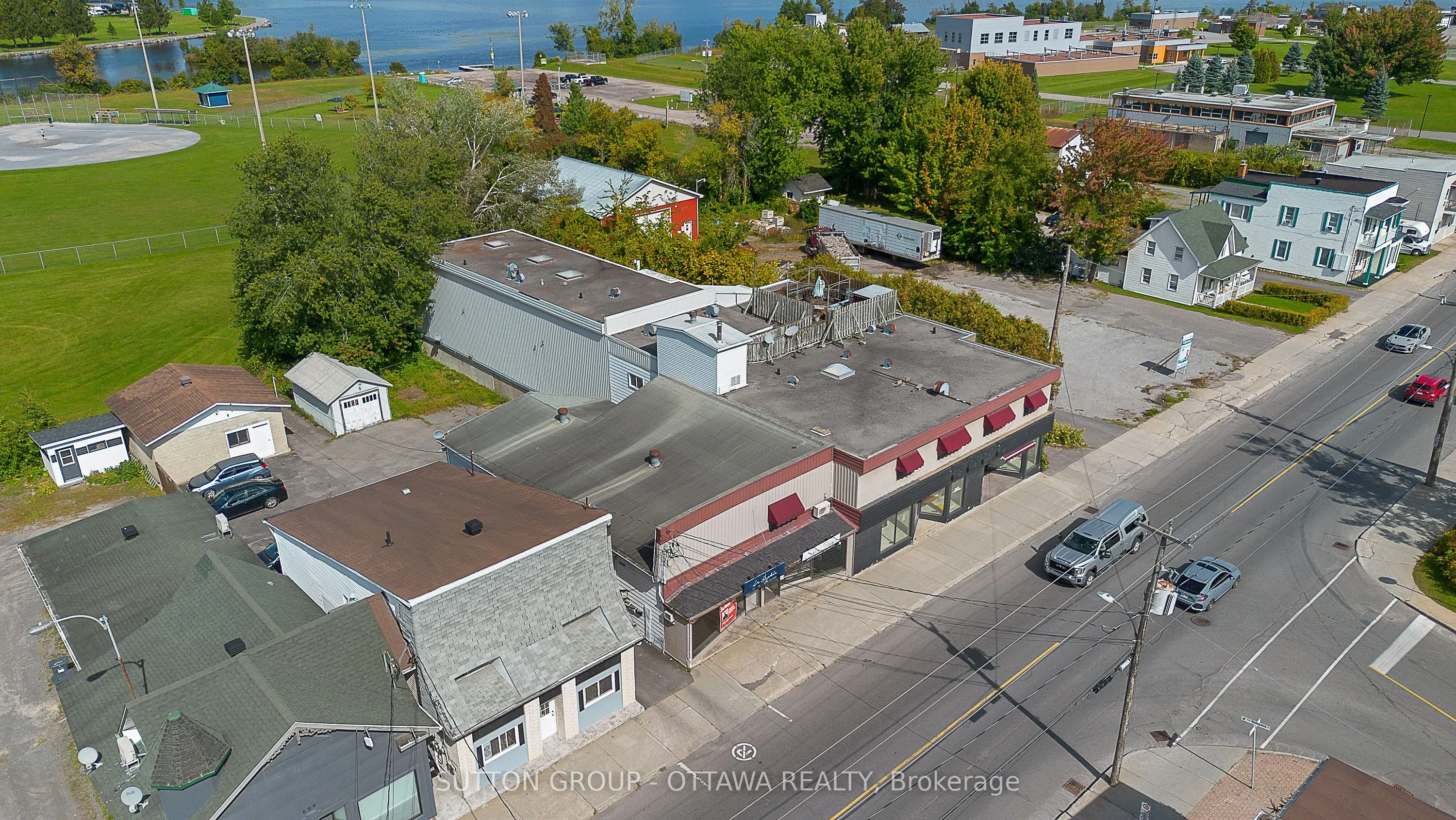 669-671 Main Street E