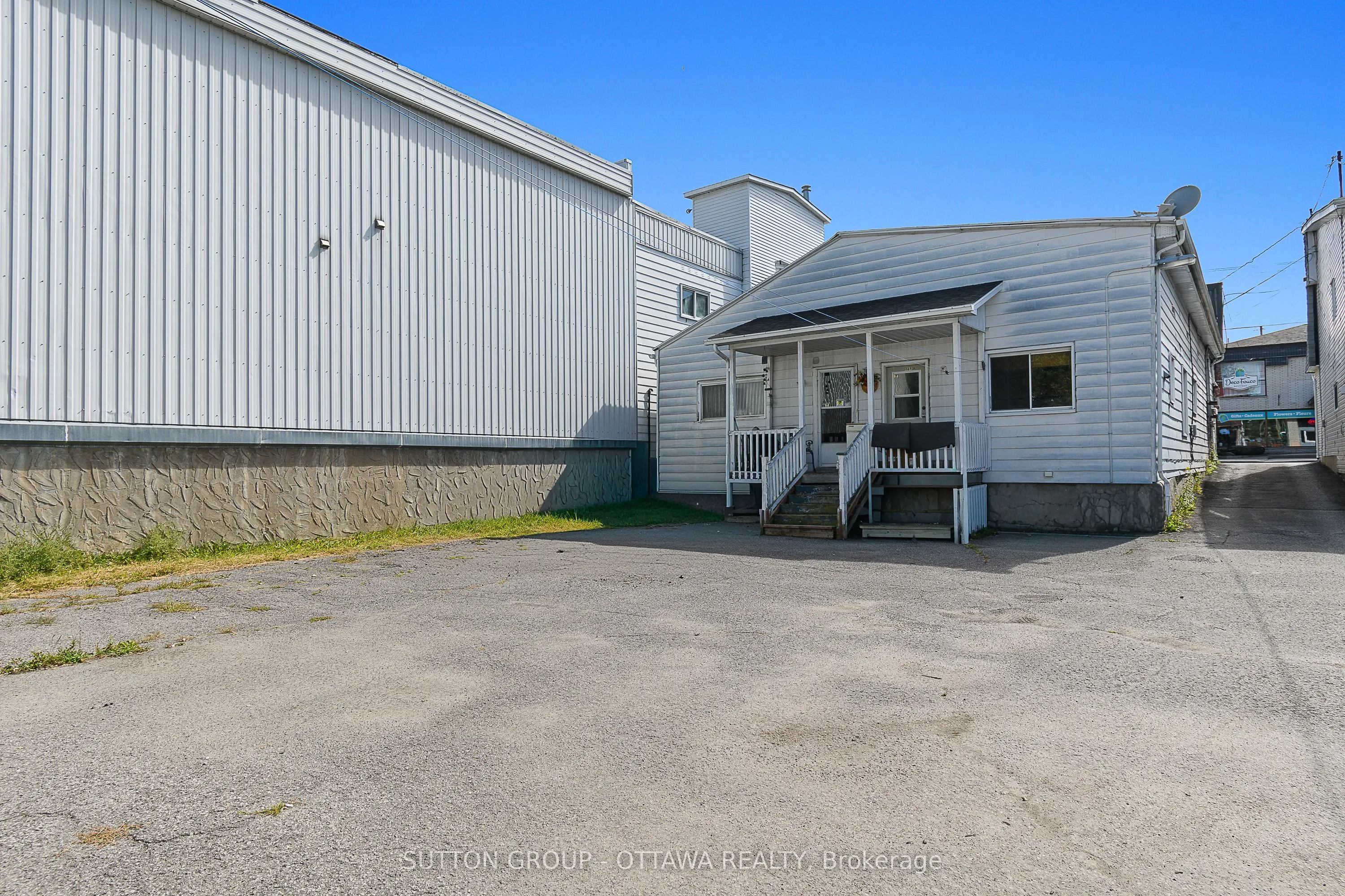669-671 Main Street E