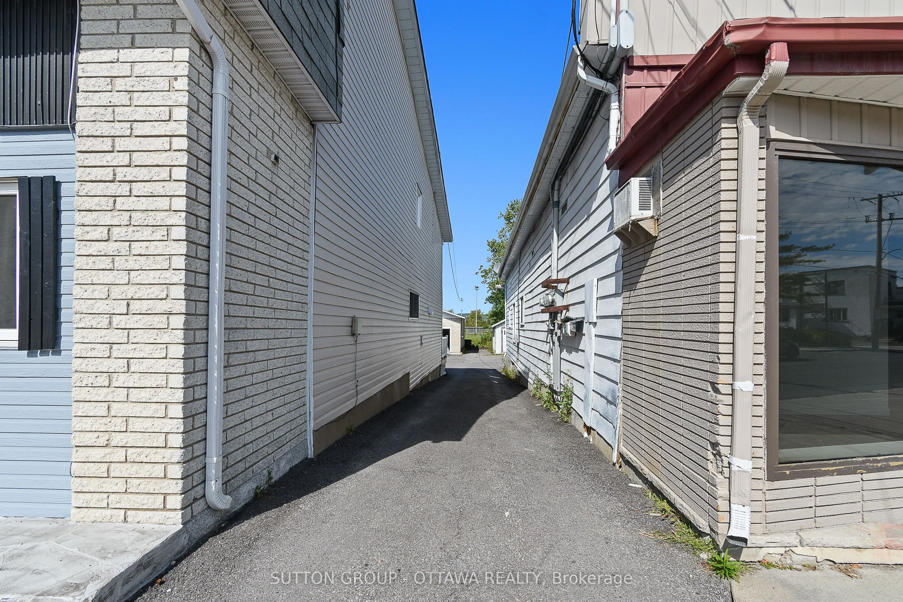 669-671 Main Street E