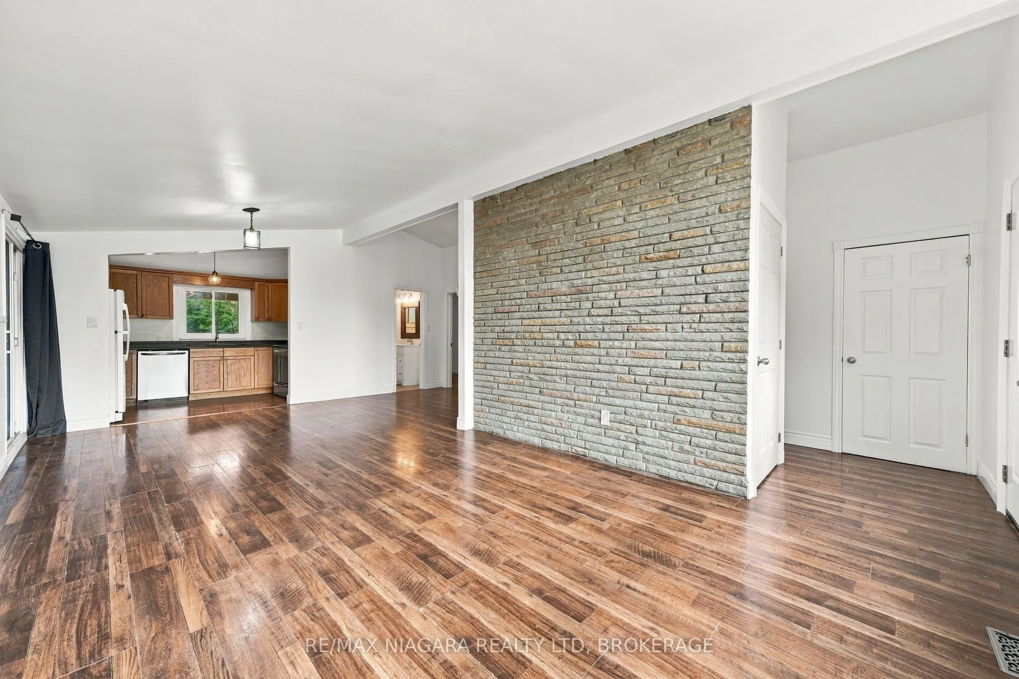 8 North Crescent Drive N