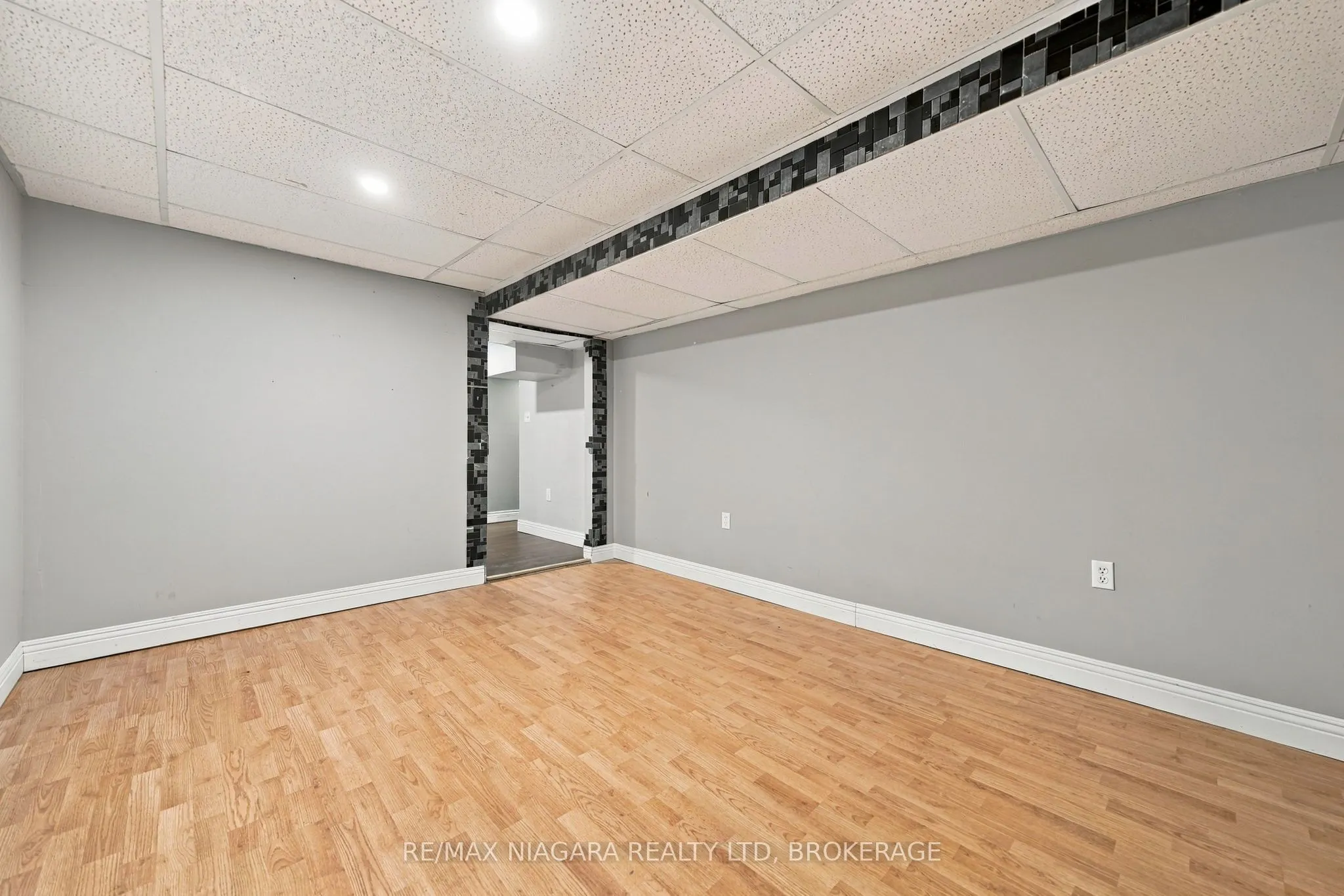 8 North Crescent Drive N