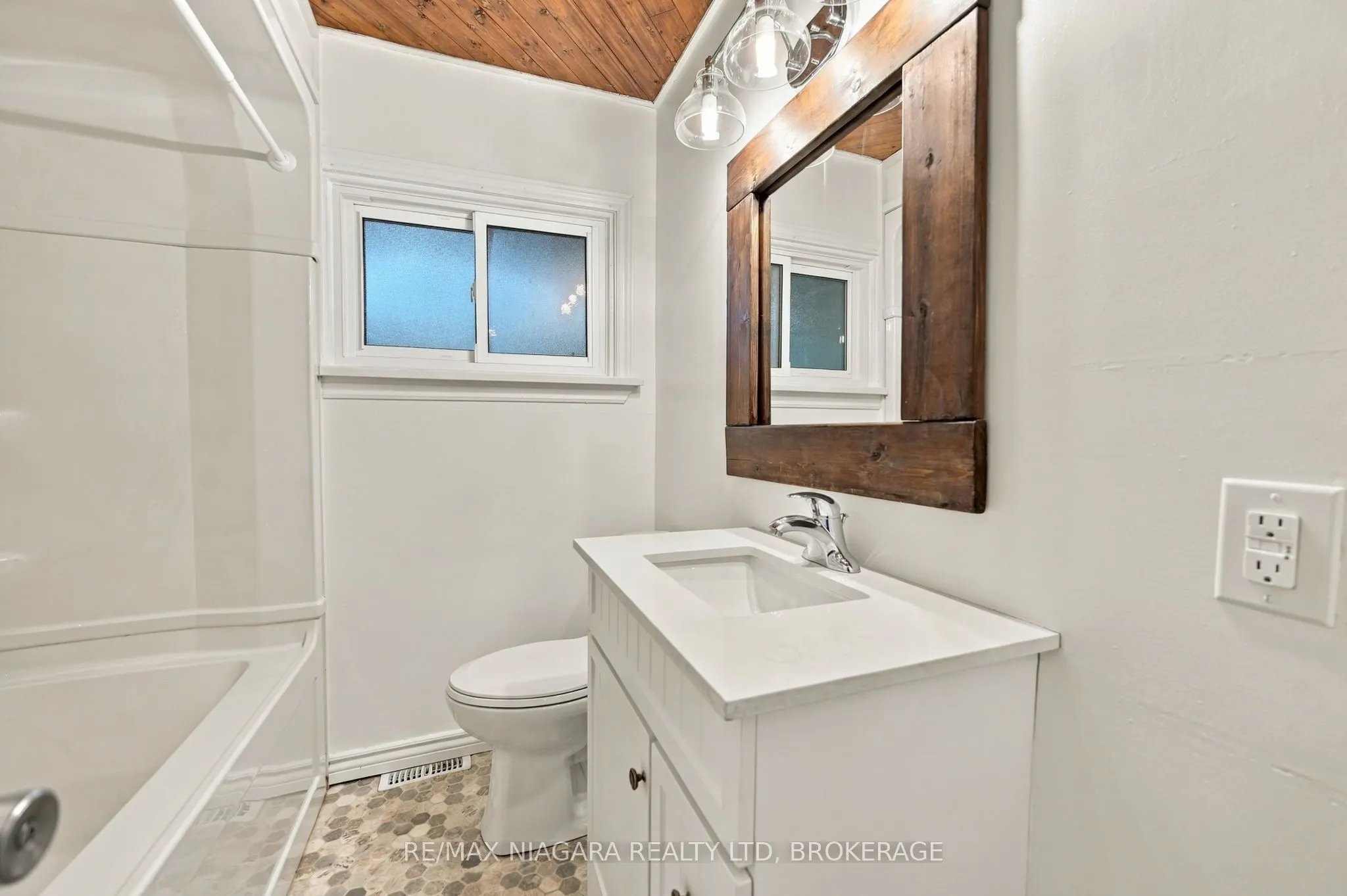 8 North Crescent Drive N