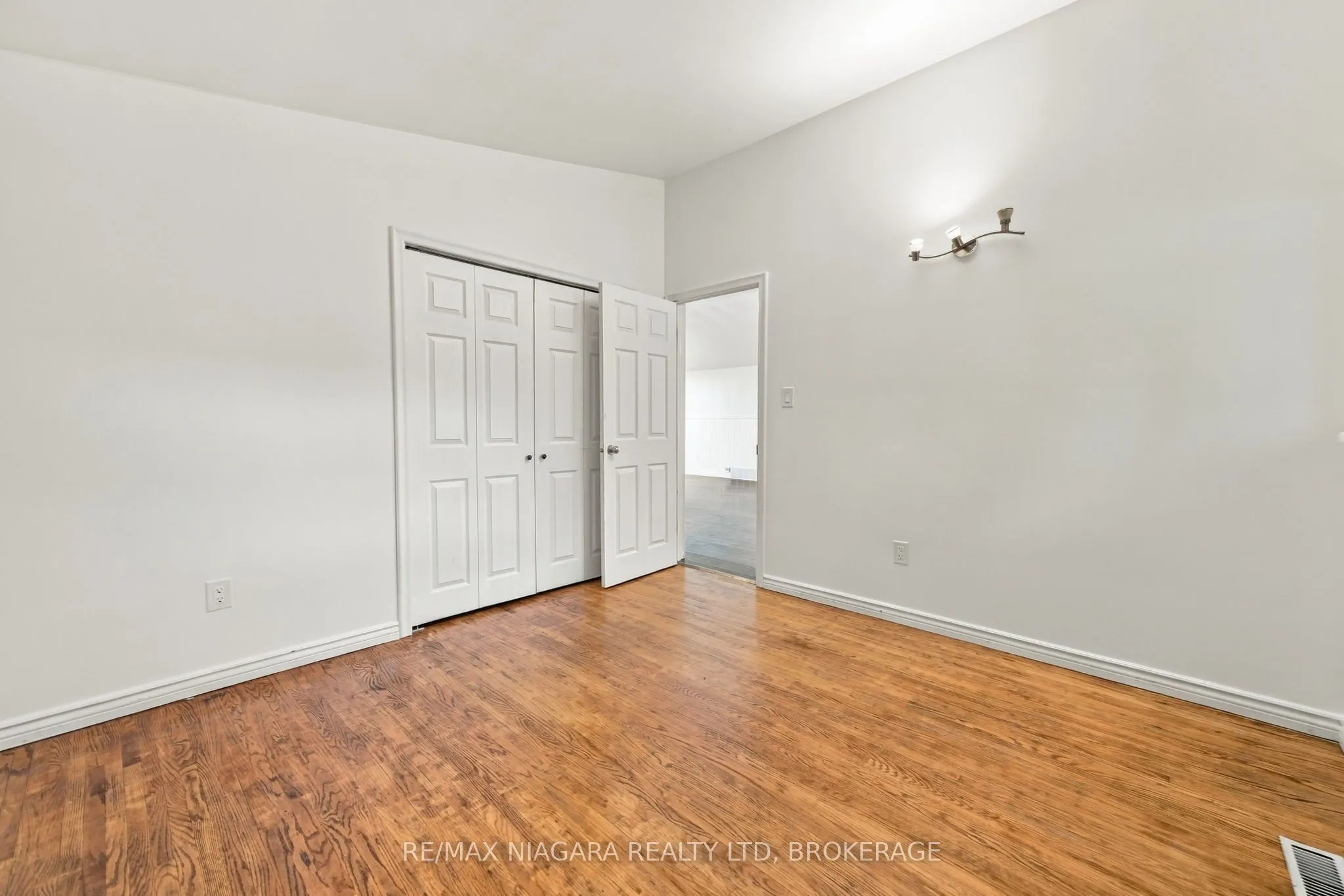 8 North Crescent Drive N