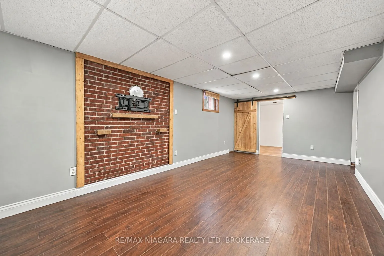 8 North Crescent Drive N