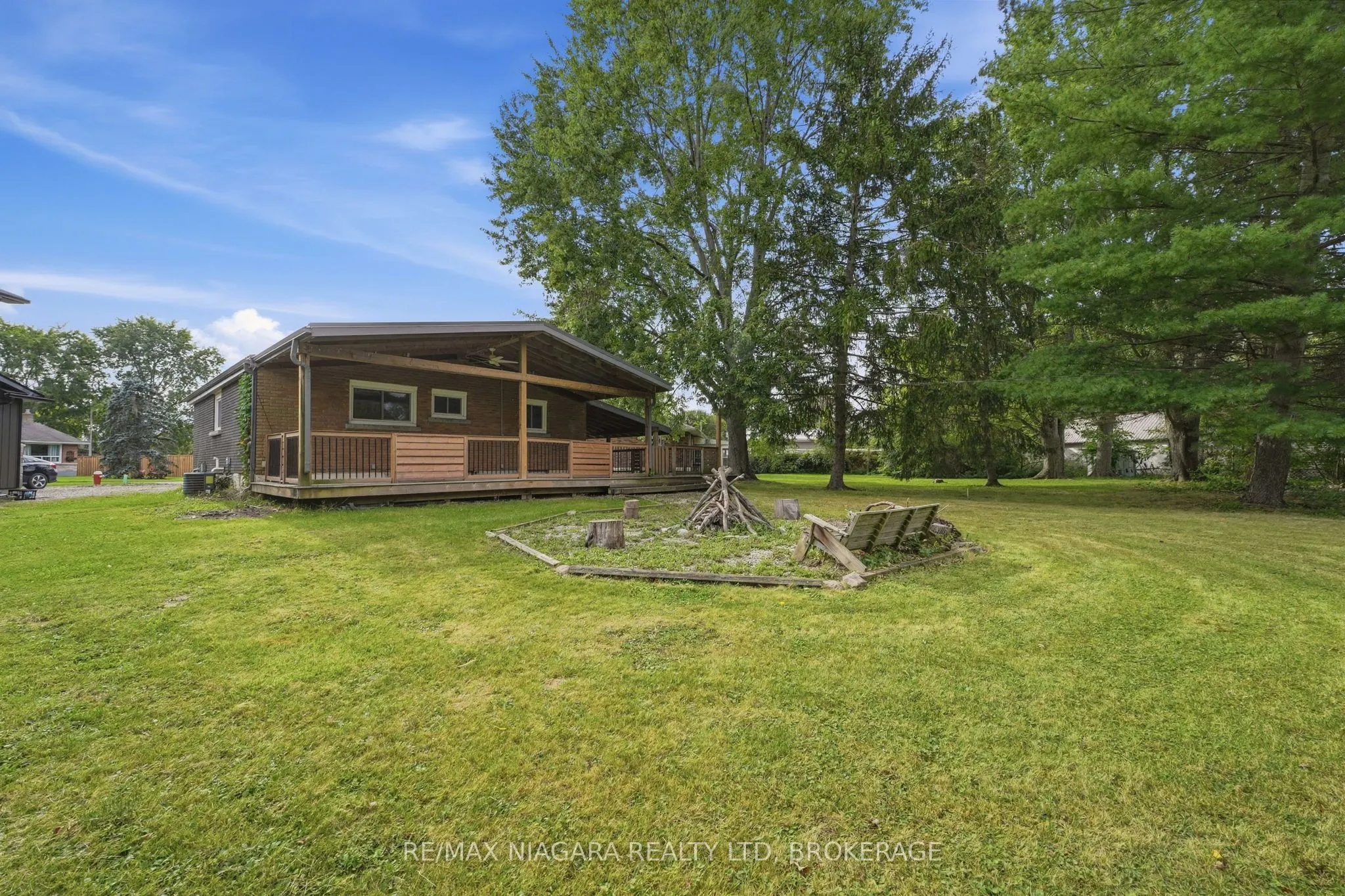 8 North Crescent Drive N