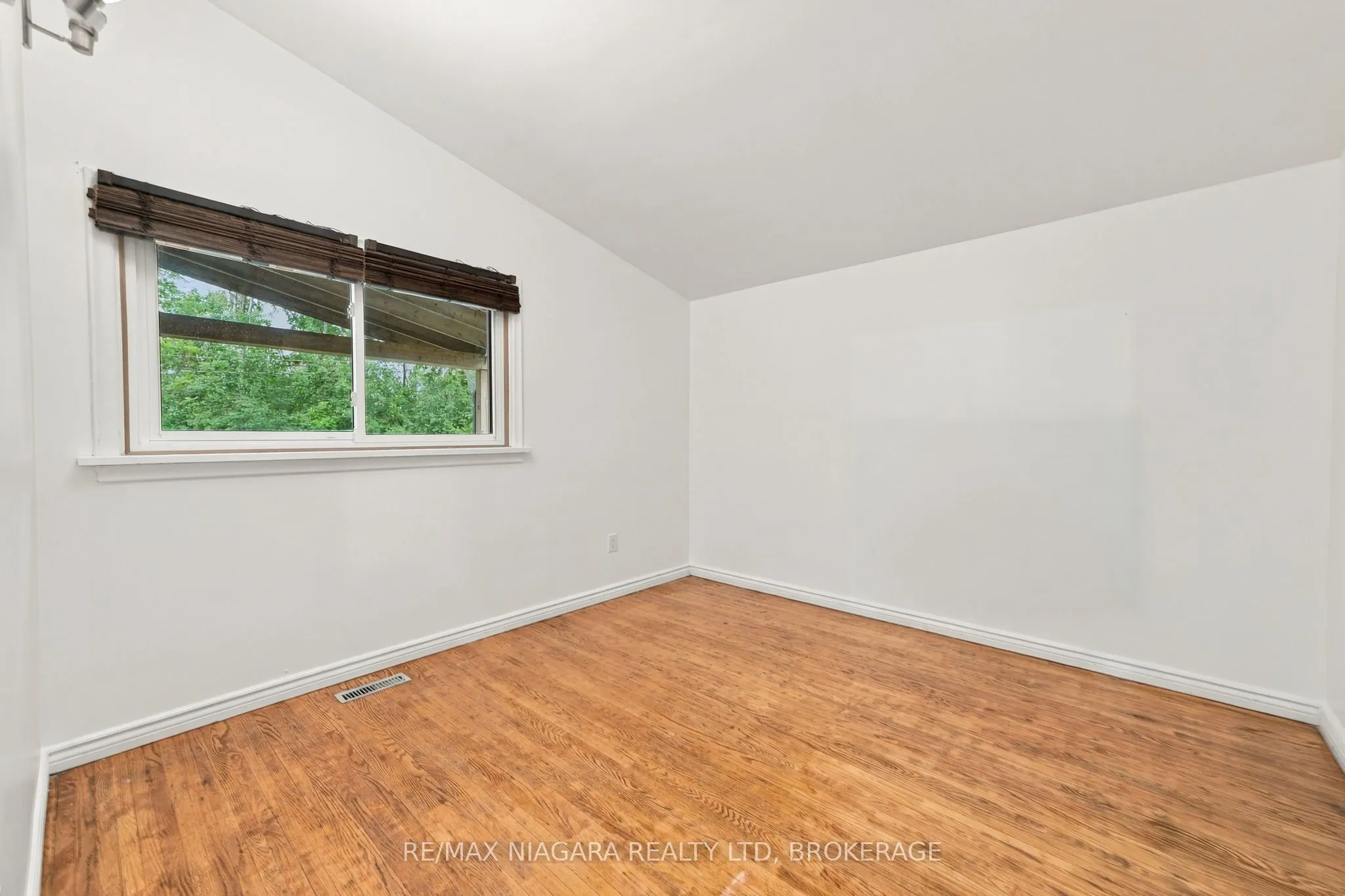8 North Crescent Drive N