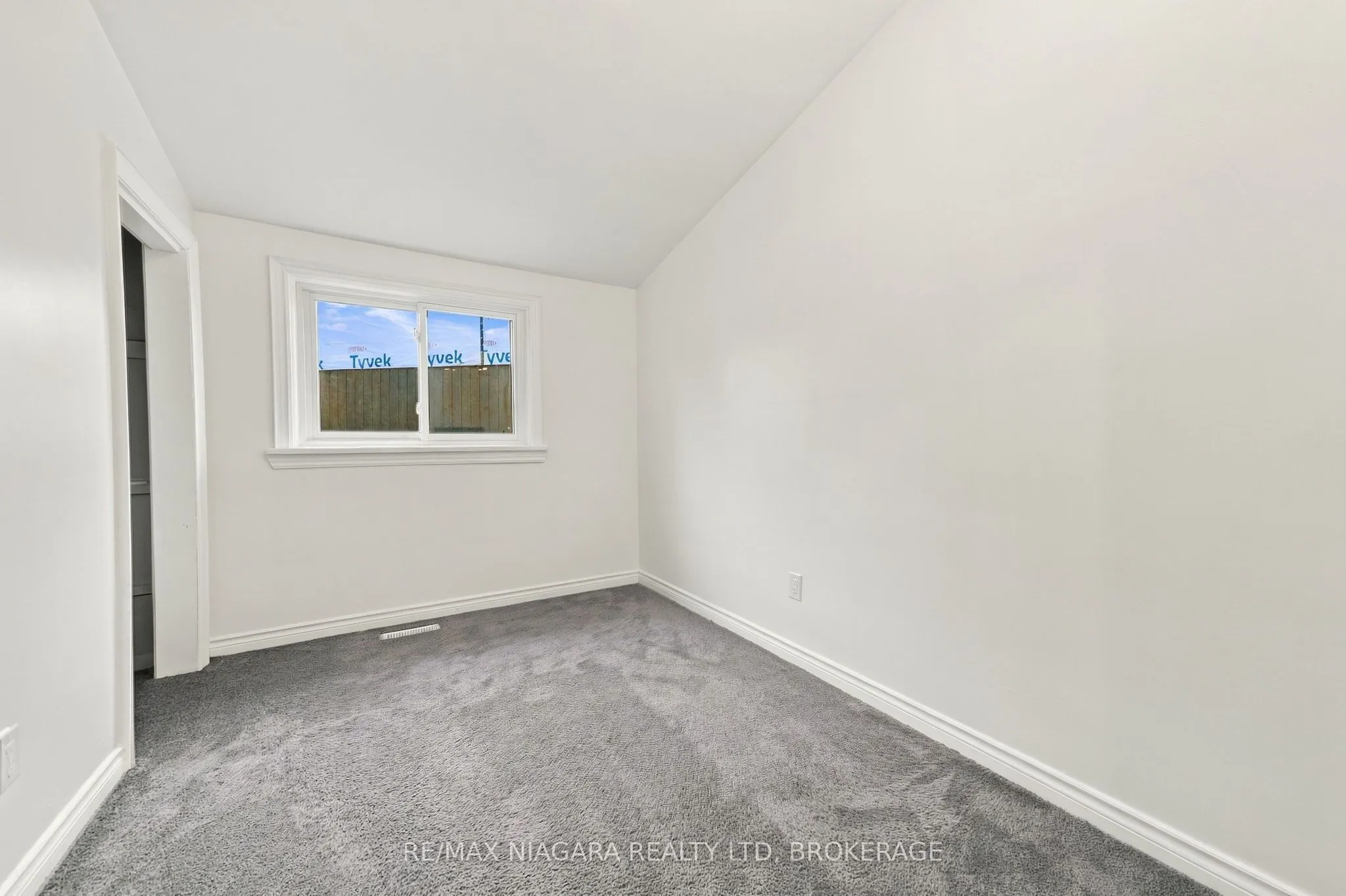 8 North Crescent Drive N