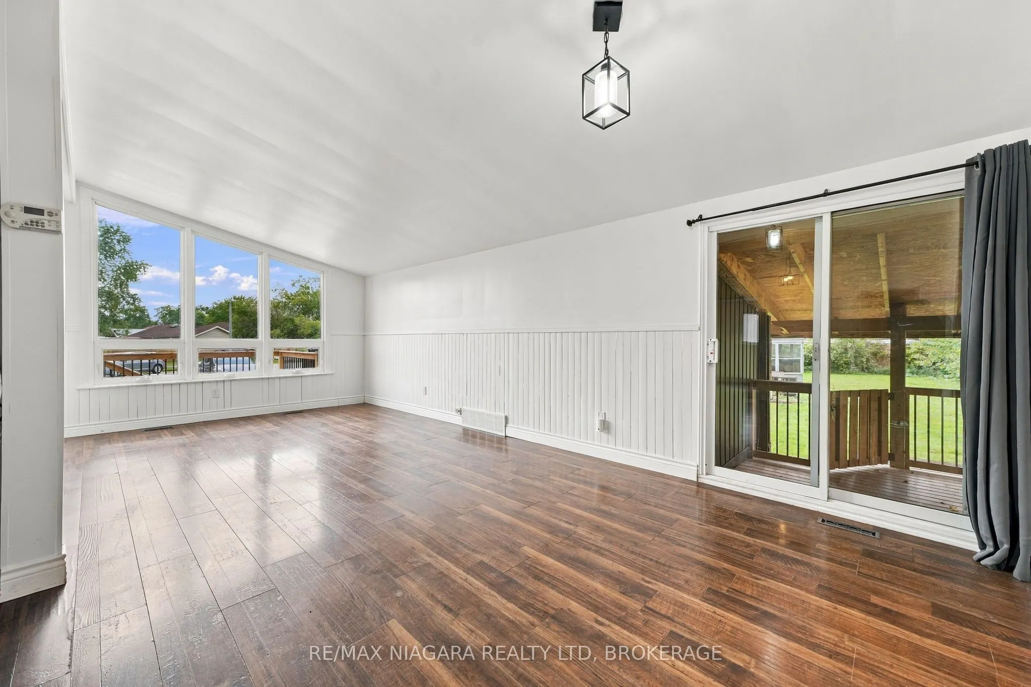 8 North Crescent Drive N