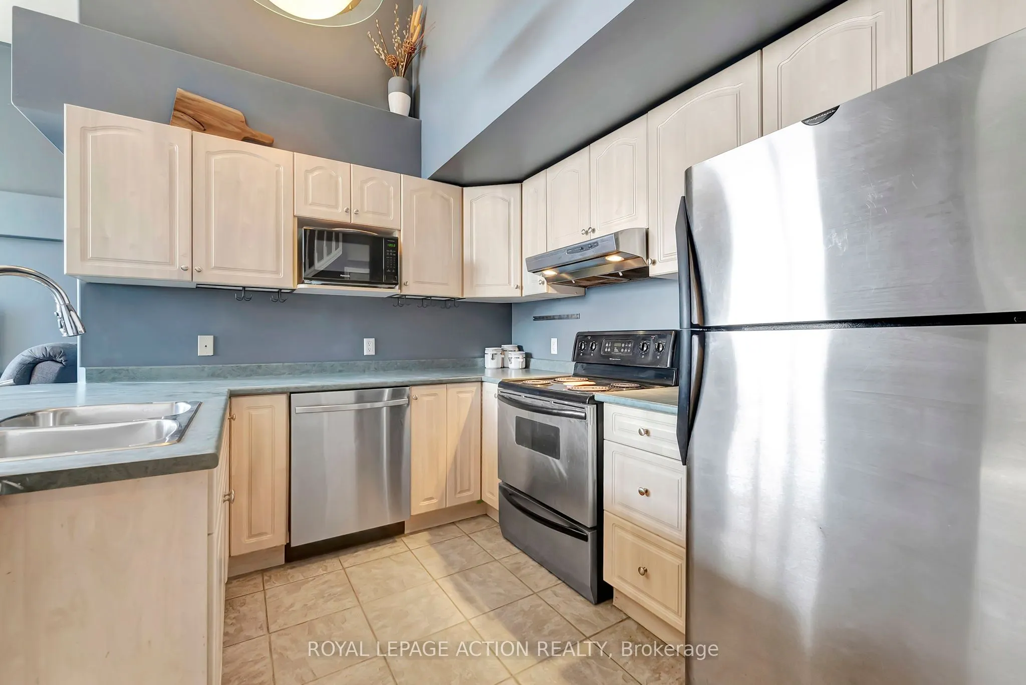 111 Grey Street #212
