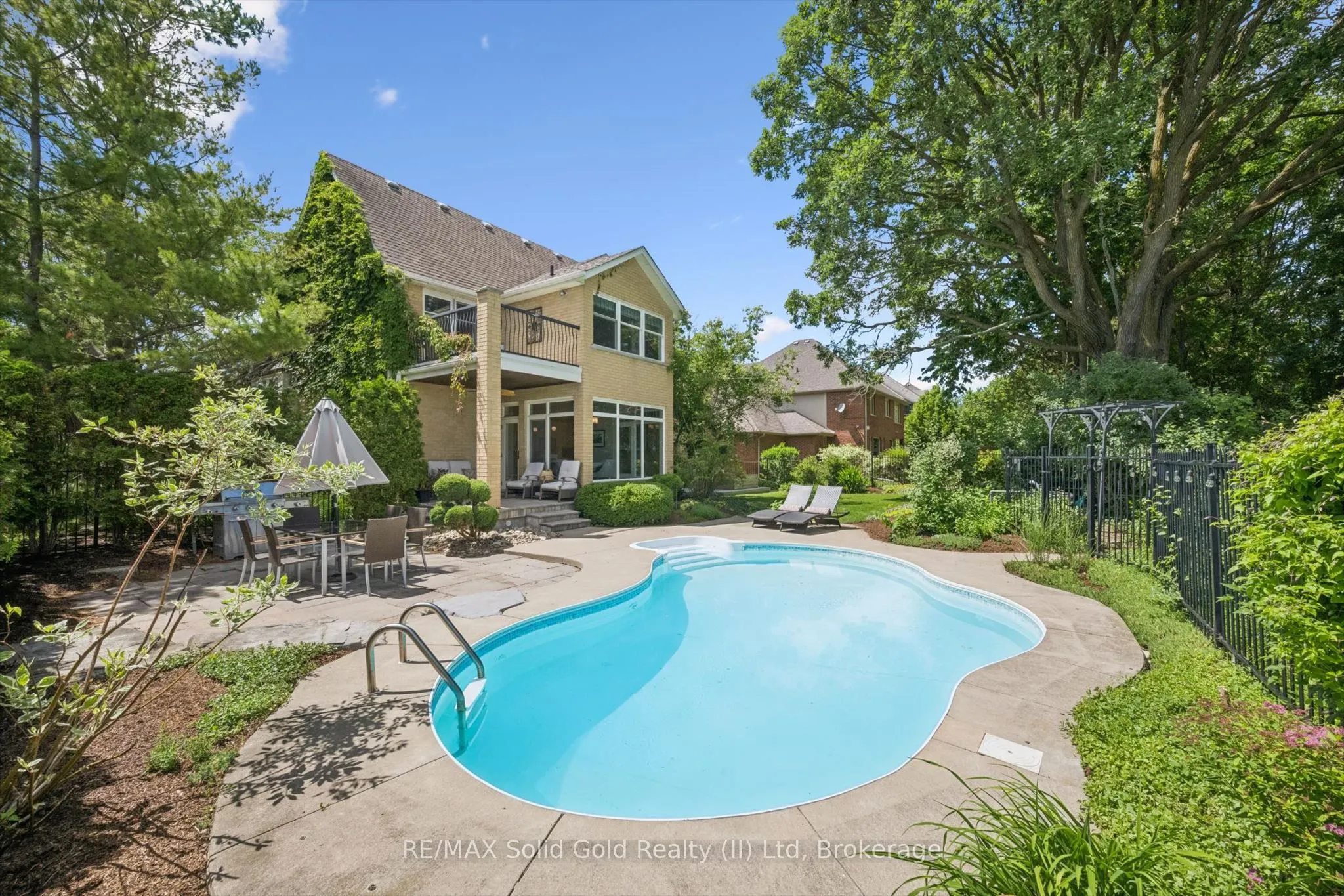 576 Falconridge Crescent